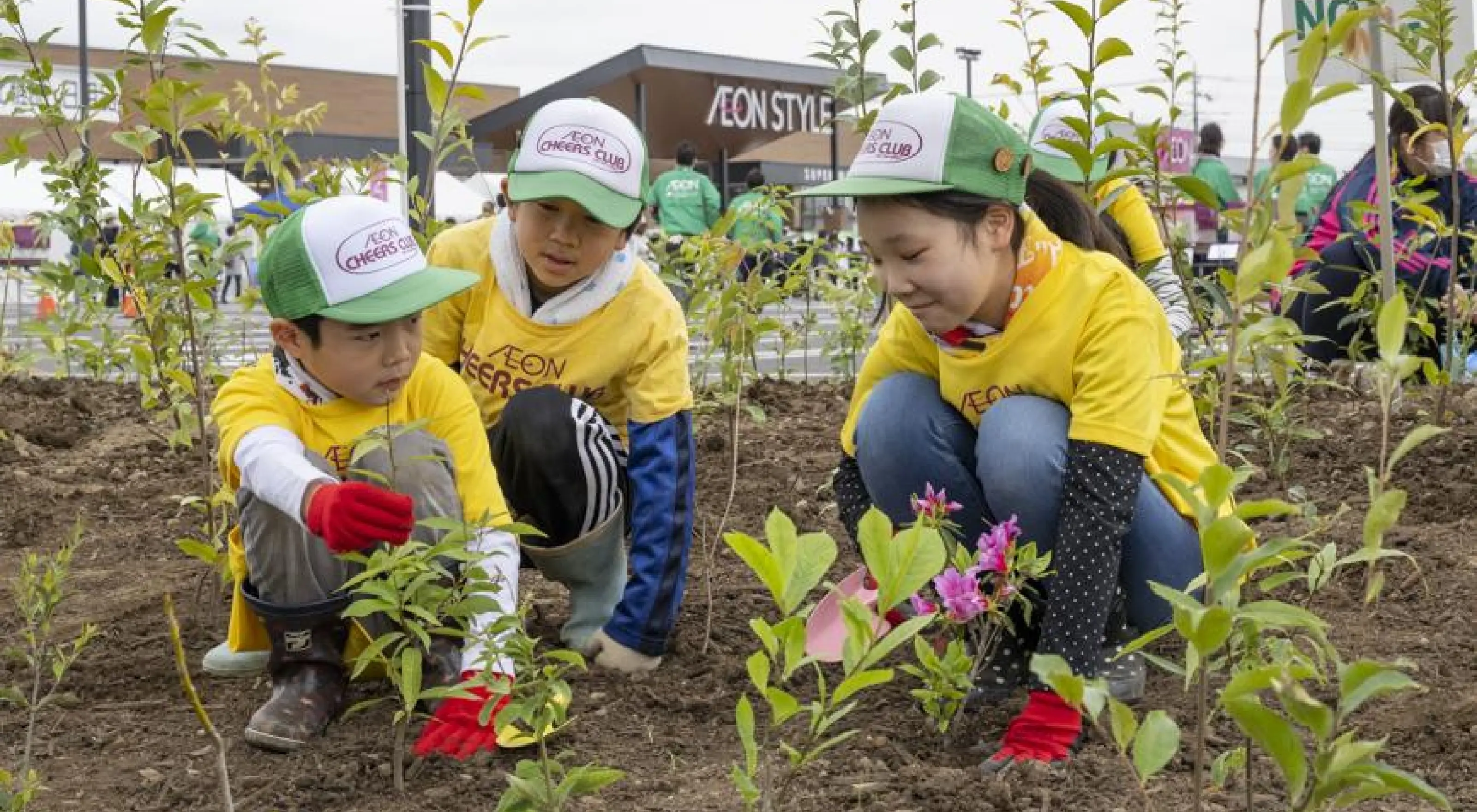 地域の方々とともに植樹をする「イオン ふるさとの森づくり」