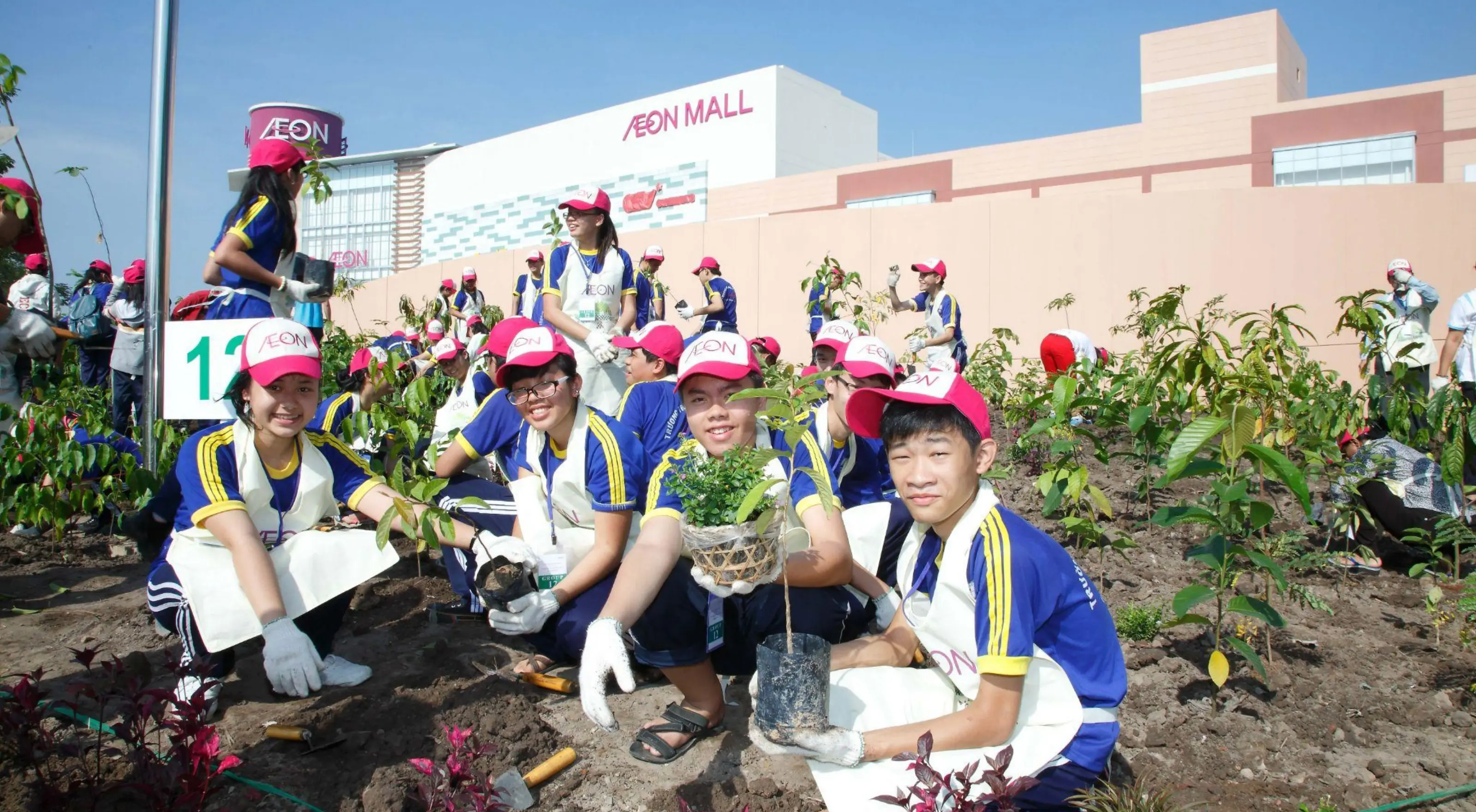 地域の方々とともに植樹をする「イオン ふるさとの森づくり」