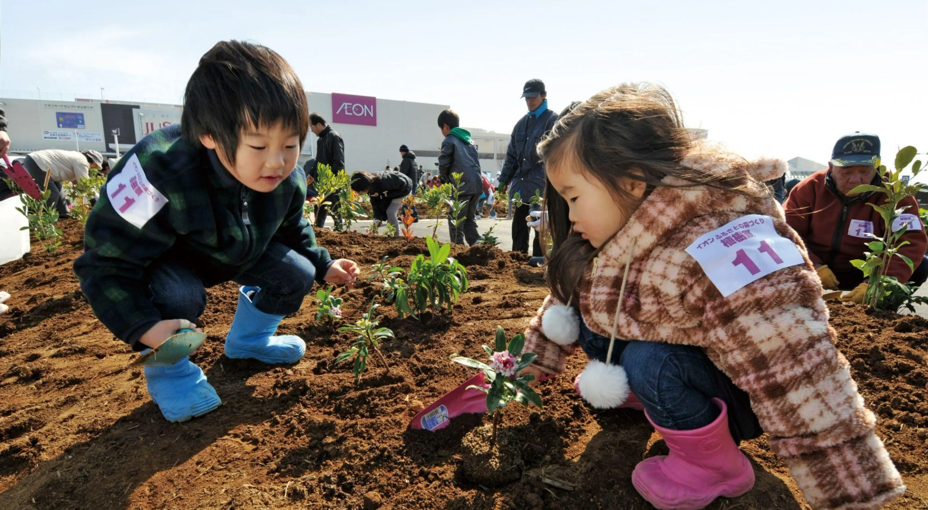 地域の方々とともに植樹をする「イオン ふるさとの森づくり」