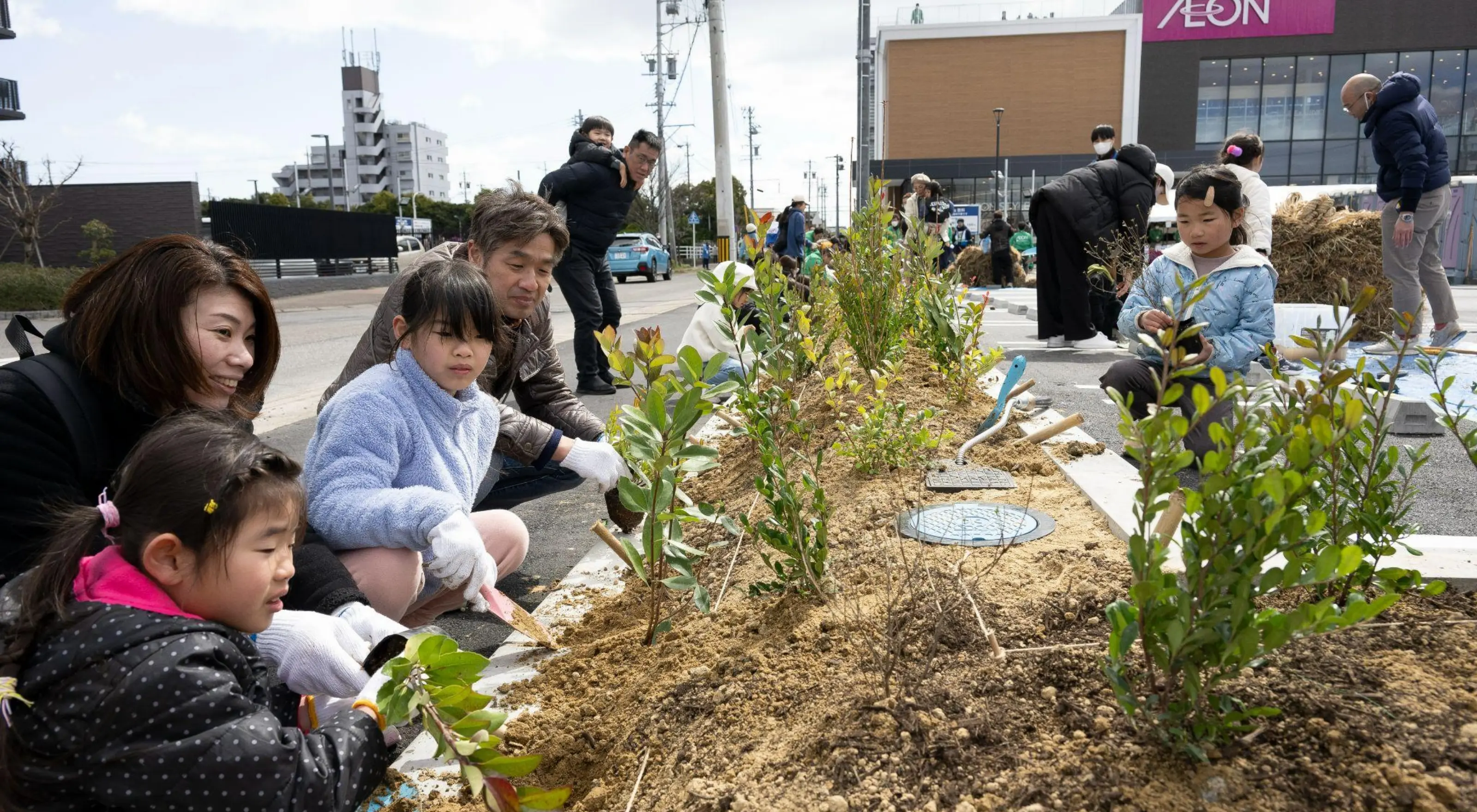 地域の方々とともに植樹をする「イオン ふるさとの森づくり」