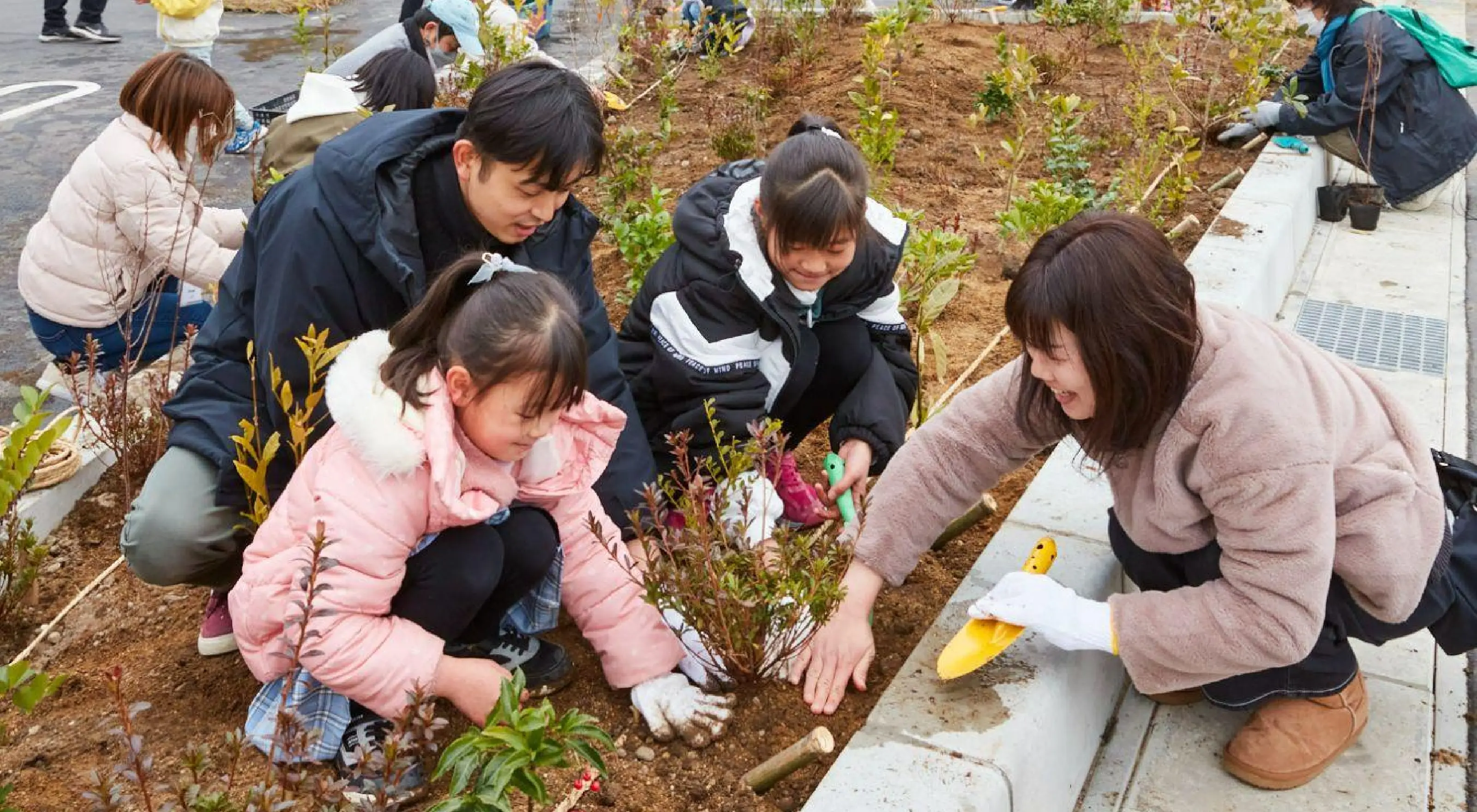地域の方々とともに植樹をする「イオン ふるさとの森づくり」