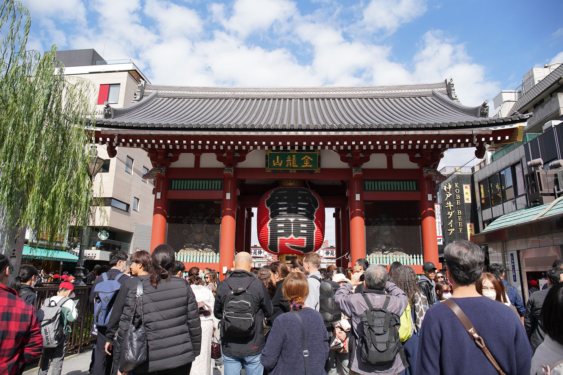Kaminarimon di Kuil Senso-ji yang ramai dengan wisatawan = Asakusa, Kuil Senso-ji.