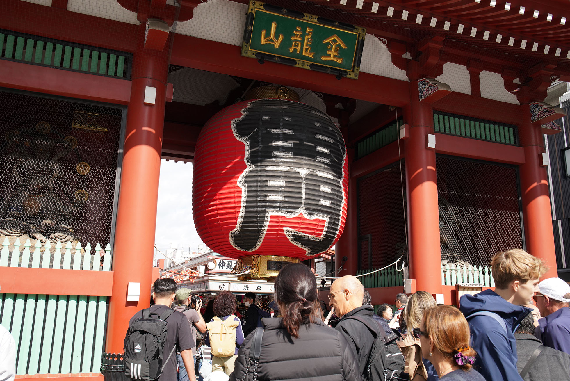 Menghadap ke Kaminarimon, di sebelah kanan adalah patung Dewa Angin (Fujin), dan di kiri adalah patung Dewa Petir (Raijin). Nama resmi Kaminarimon adalah “Furaijin-mon” (Gerbang Dewa Angin dan Petir) = Asakusa, Kuil Senso-ji.