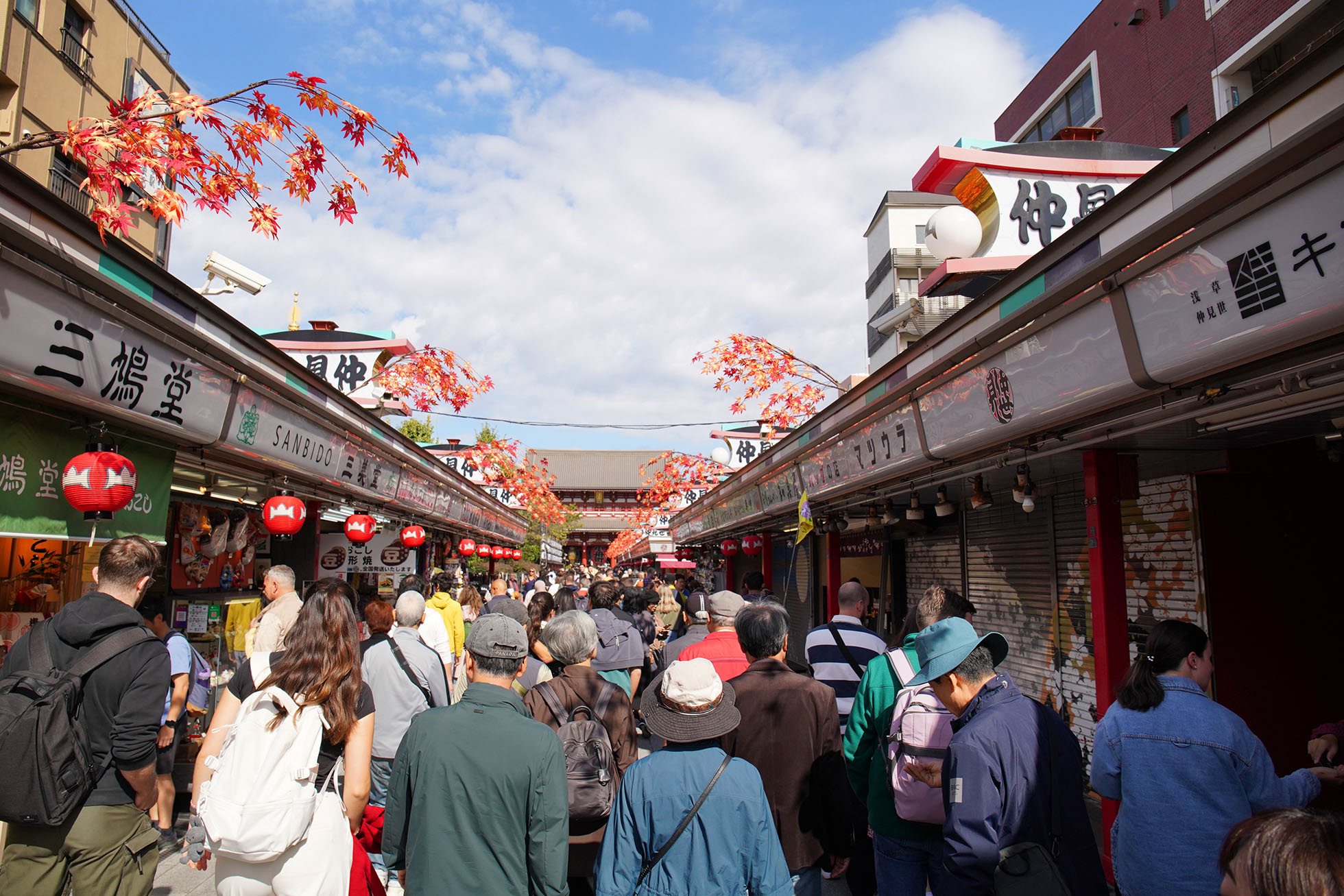 Nakamise yang penuh dengan suasana kota tua (shitamachi) = Asakusa, Kuil Senso-ji.