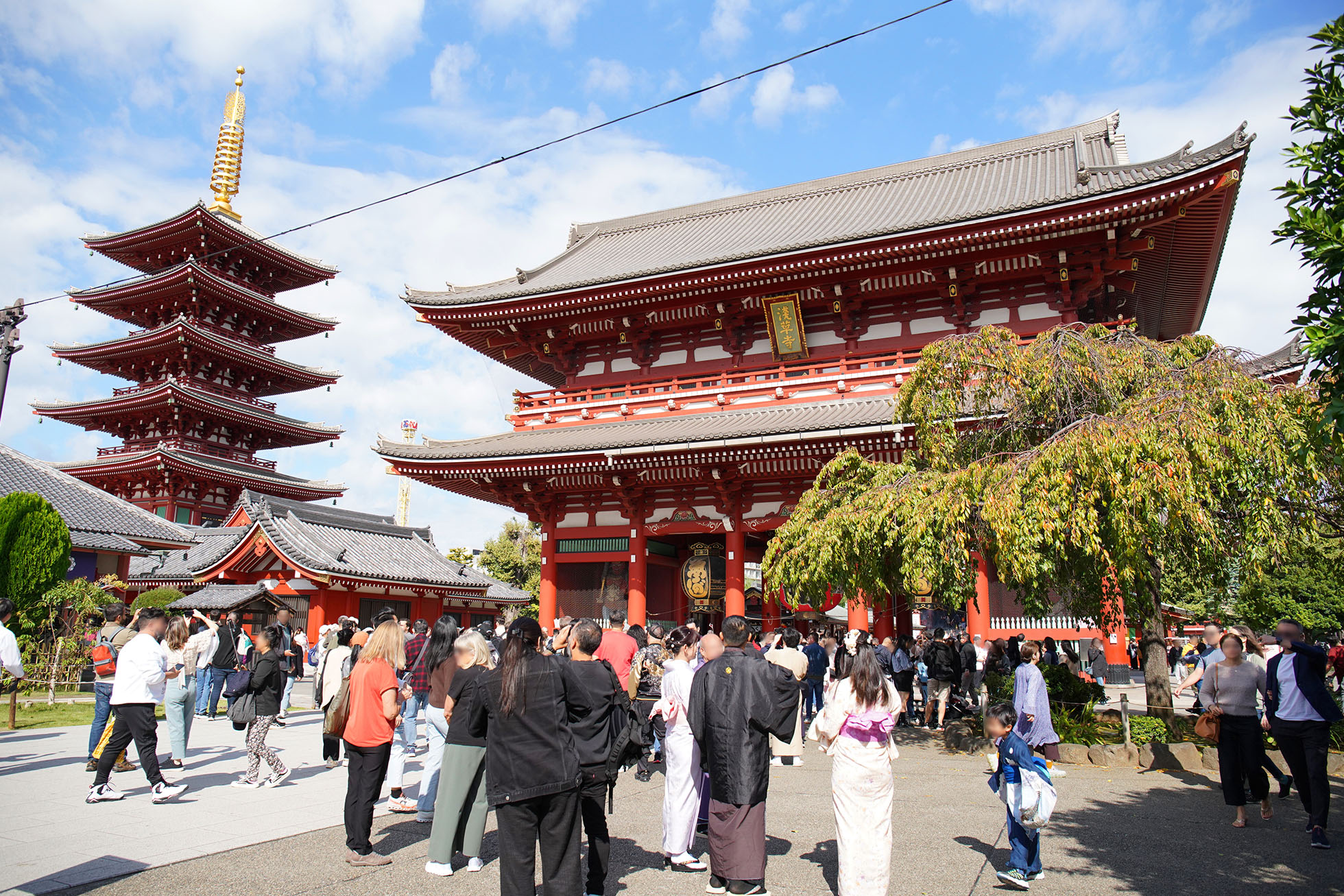 Gerbang dalam Kuil Senso-ji, “Hozomon”. Di belakangnya terlihat Pagoda Lima Tingkat (kiri) = Asakusa, Kuil Senso-ji.
