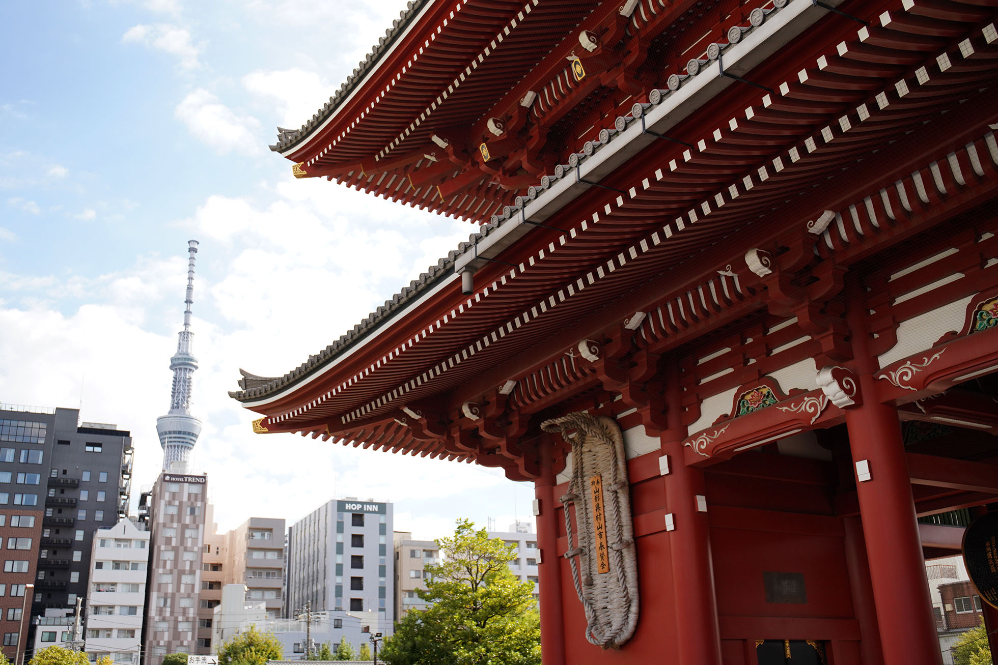 Di bagian belakang gerbang dalam “Hozomon” Kuil Senso-ji, tergantung sandal jerami raksasa milik Nio = Asakusa, Kuil Senso-ji.