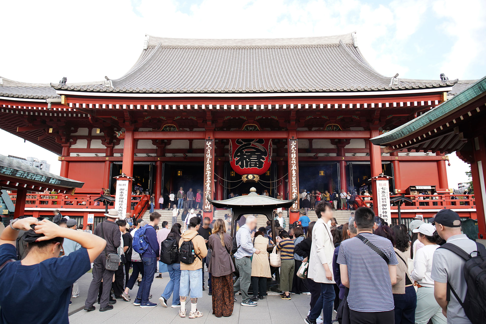 Aula Utama Kuil Senso-ji. Tempat ini dikenal dengan antrean panjang saat kunjungan doa tahun baru (Hatsumode) mulai tanggal 1 Januari = Asakusa, Kuil Senso-ji.