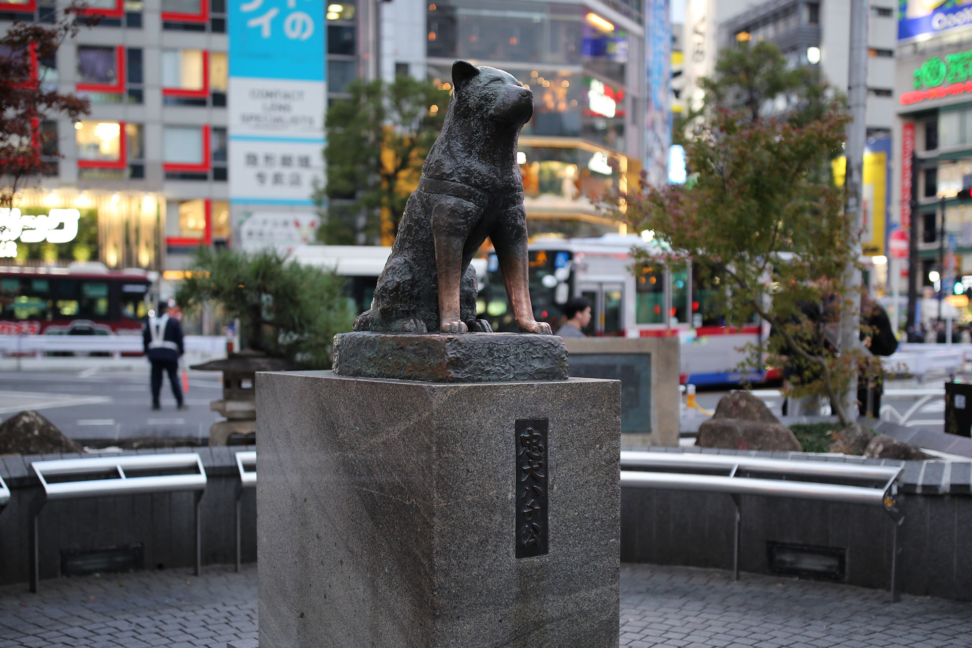 Patung Anjing Setia Hachi yang terkenal sebagai tempat bertemu = Shibuya.