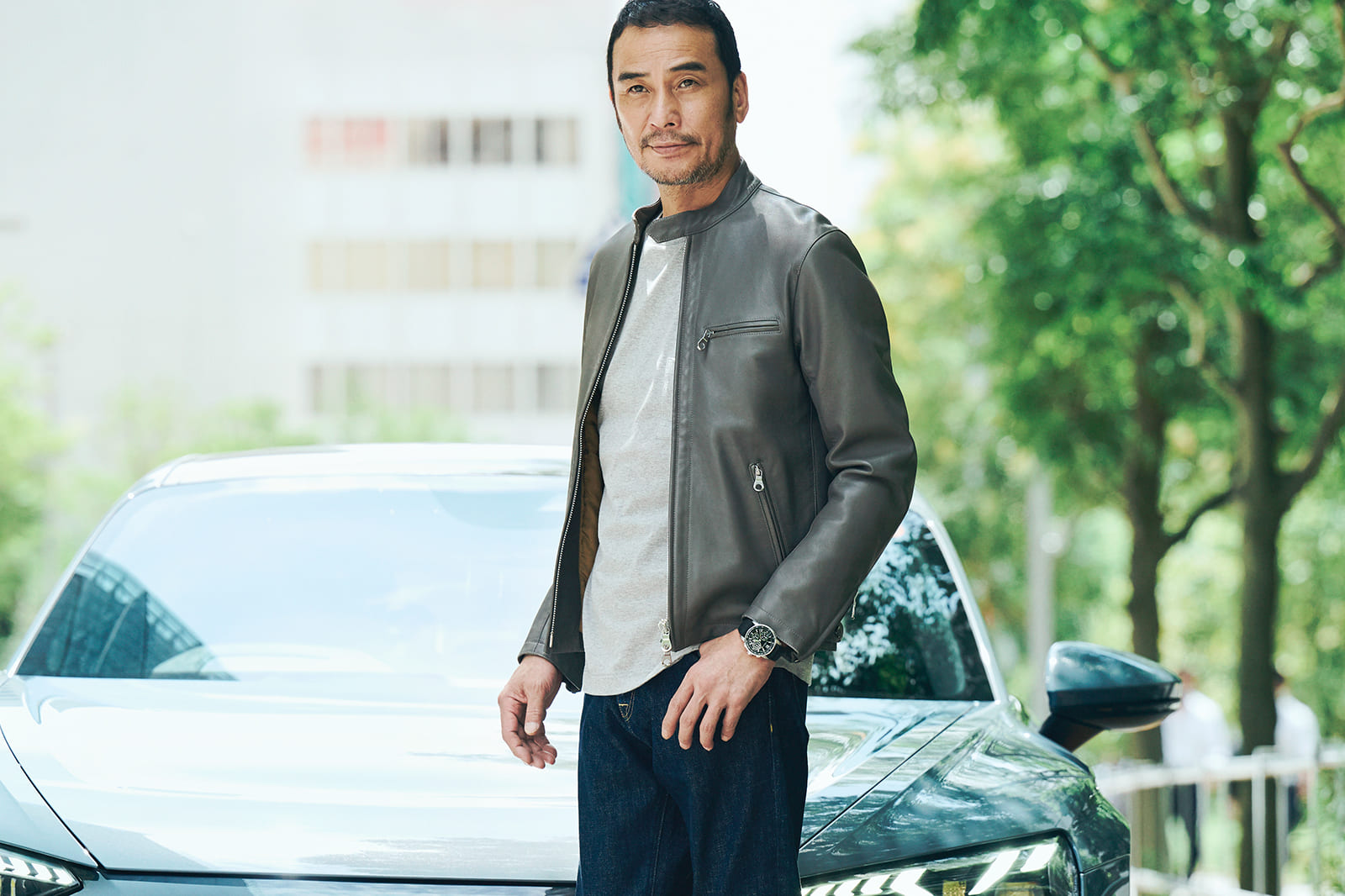 スポーティな大人のドライブだからこそ、ラグジュアリーなセンスを忘れたくない。レザーブルゾン¥159,500／チンクワンタ（チンクワンタ）、Tシャツ¥5,900／モクティ（ユナイトナイン）、デニムパンツ¥37,400／ピーティー トリノ（トゥモローランド）