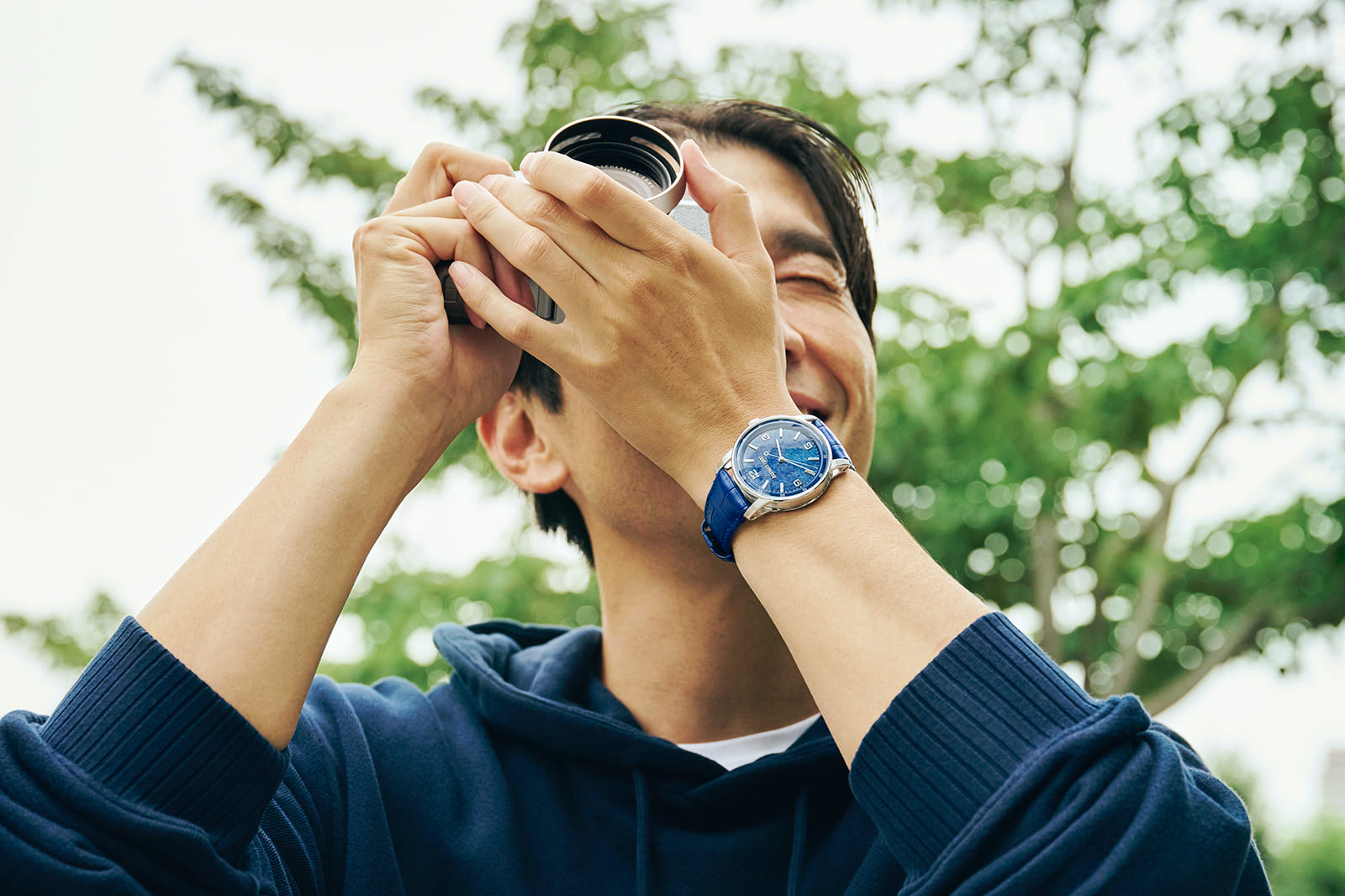 自然が生み出した石目模様の色彩。青空や南の海を彷彿とさせるビビッドなブルーが美しい。パーカ¥36,300／コットン シチズン、パンツ¥31,900／ジャブス アルキヴィオ（ともにバーニーズ ニューヨーク カスタマーセンター）、サングラス¥32,000／パイン（フォレストパイン•デザインラボ）