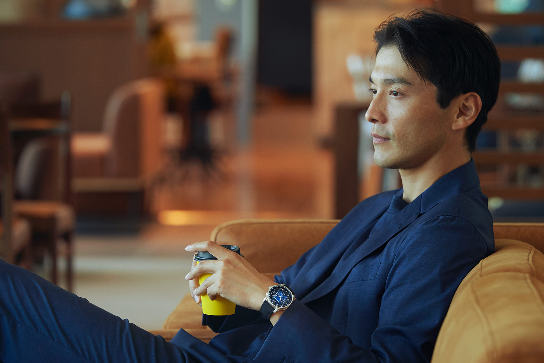 スモークブルーのCODE 11.59 バイ オーデマ ピゲと男性モデル