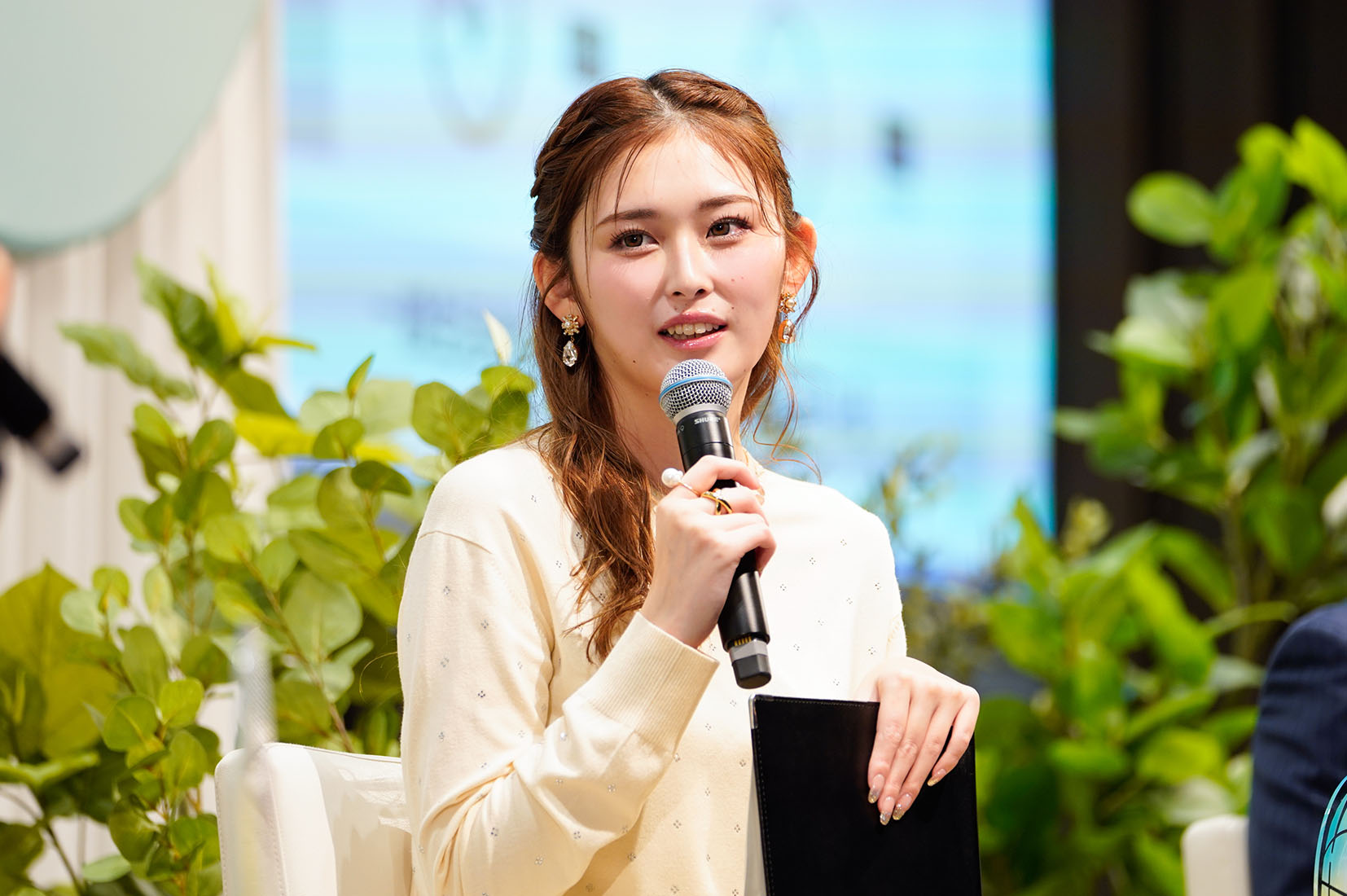 写真：夏の暑さについて振り返るゆうちゃみさん