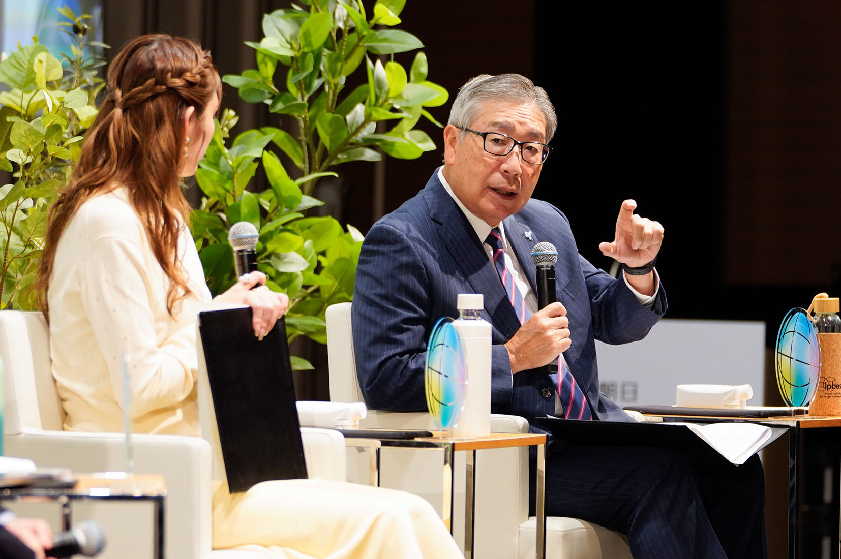 写真：環境危機時計のアンケート結果から、有識者だけではなく、一般の人も環境に対する危機意識が高まっていると分析する島村理事長