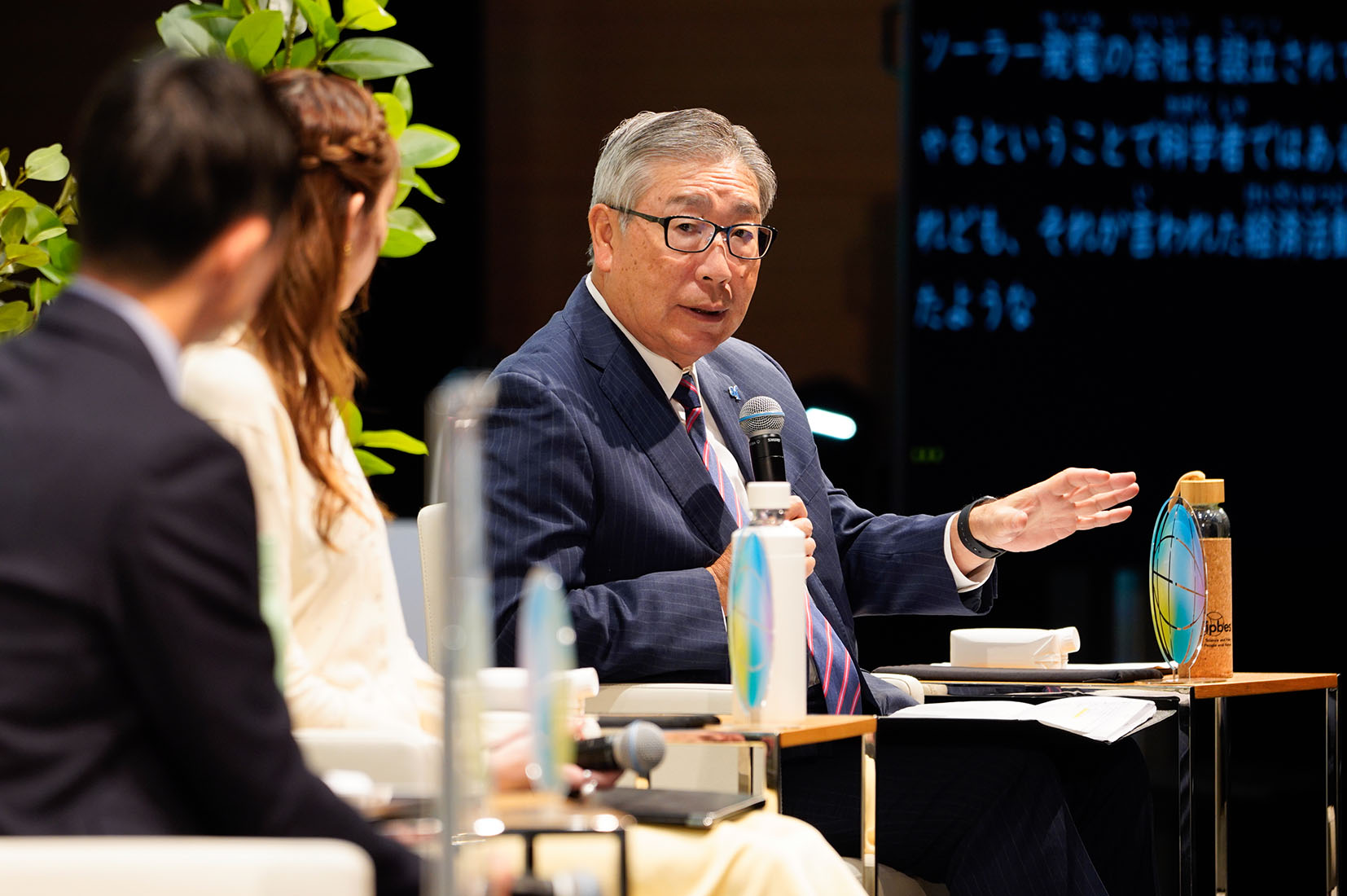 写真：旭硝子財団が生物多様性や気候変動の基礎研究にも助成していることについて説明する島村理事長