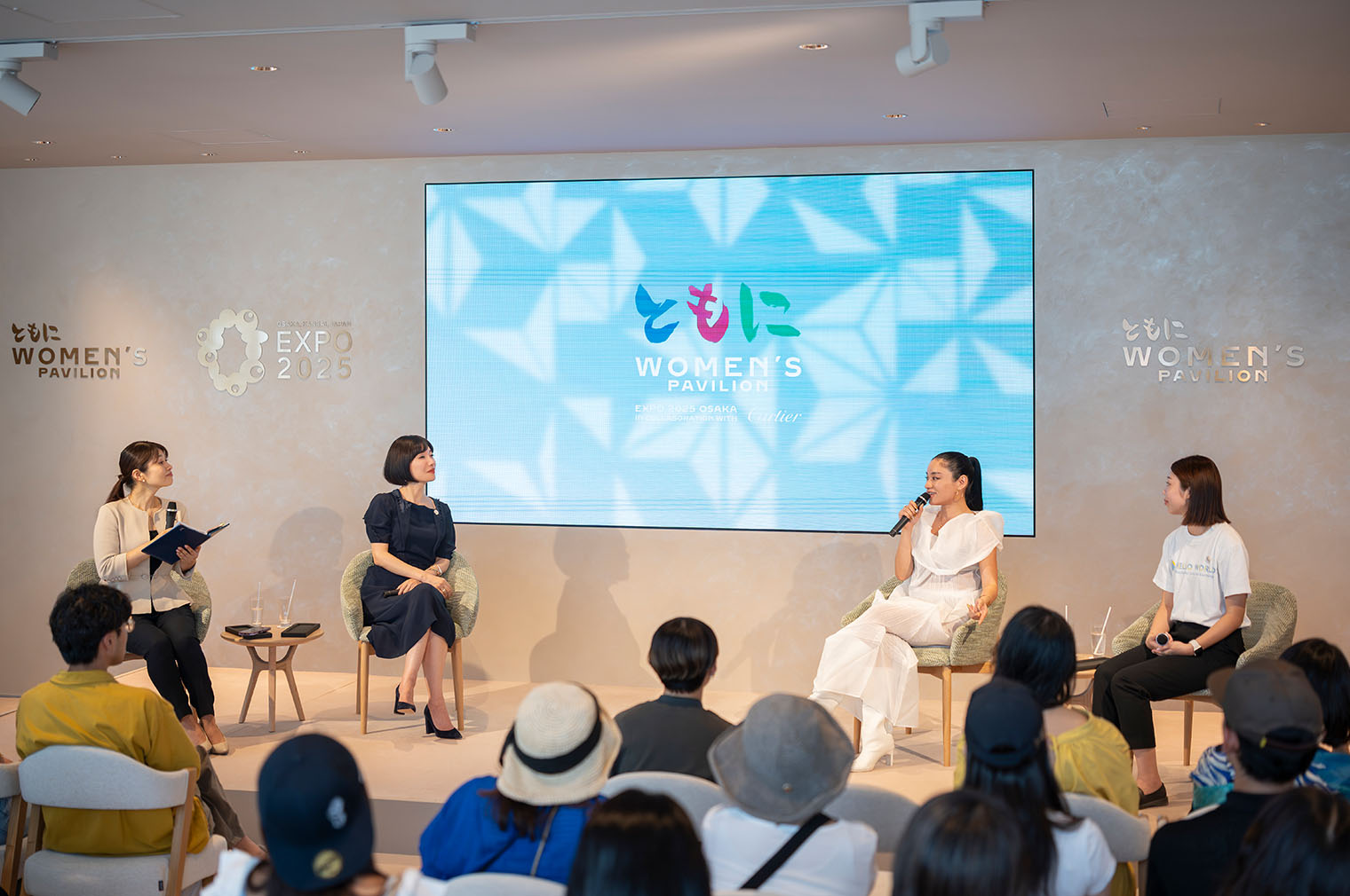 アーティストのAwichと小説家・詩人の川上未映子を迎えたトークセッション。テーマは「逆境を越えて輝く術」 &copy;SADAHO NAITO