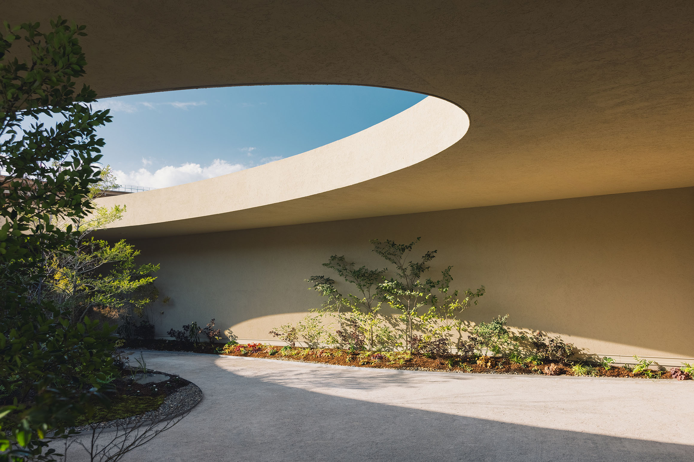 吹き抜けが印象的な2階の「UPPER GARDEN」 VICTOR PICON&copy; Cartier