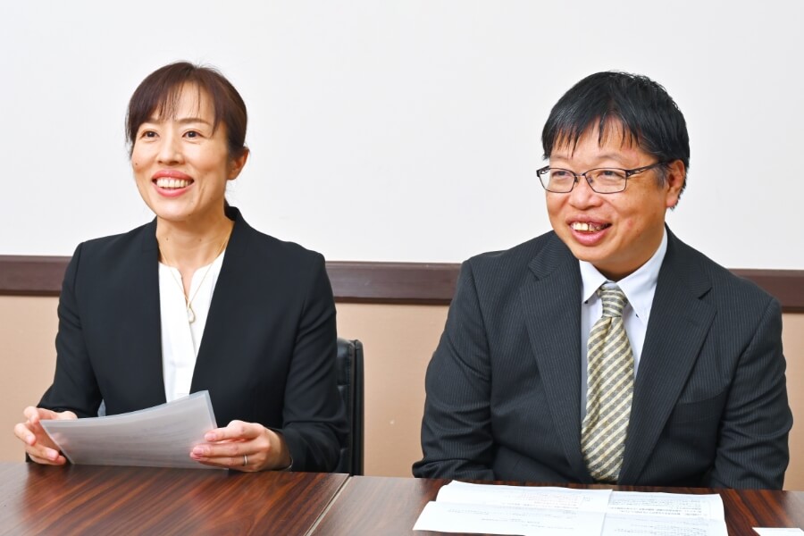 神戸女学院中学部・高等学部 松川満兆 教諭（数学科主任）＝ 写真右 大村知子 教諭 ＝ 同左