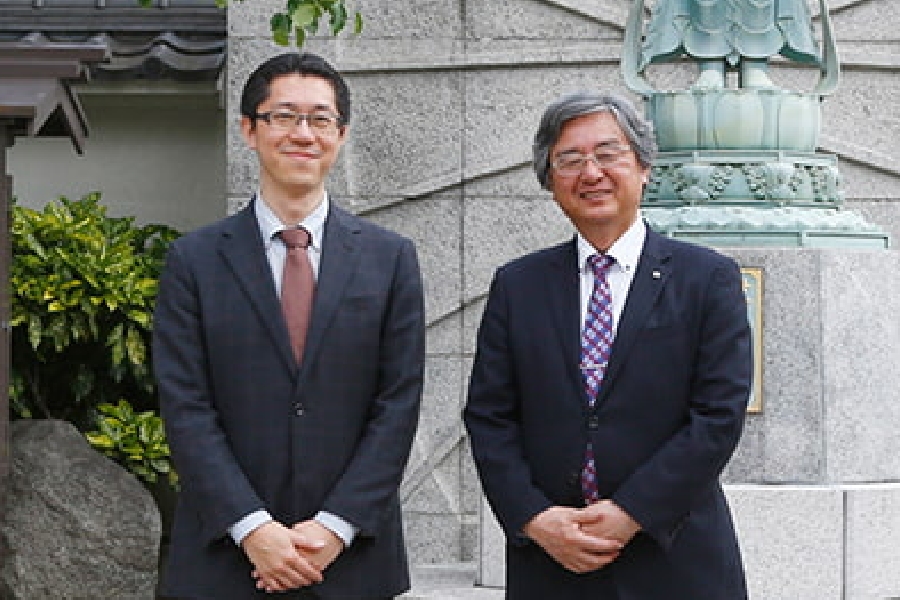 四天王寺高等学校・四天王寺中学校 稲葉良一 校長（右）と、鈴木 顕 大学ランキング編集長。