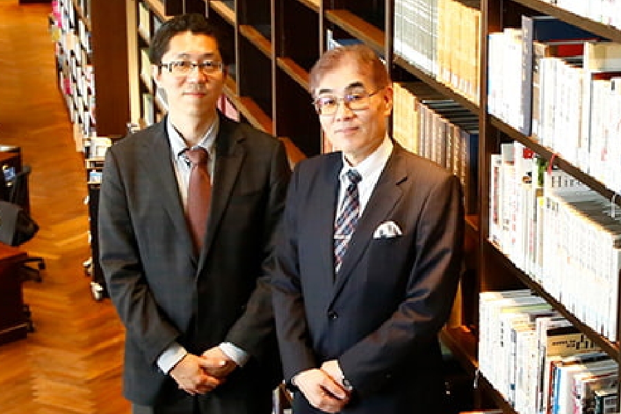 高槻中学校・高等学校 工藤 剛 校長（右）と、鈴木 顕 大学ランキング編集長。