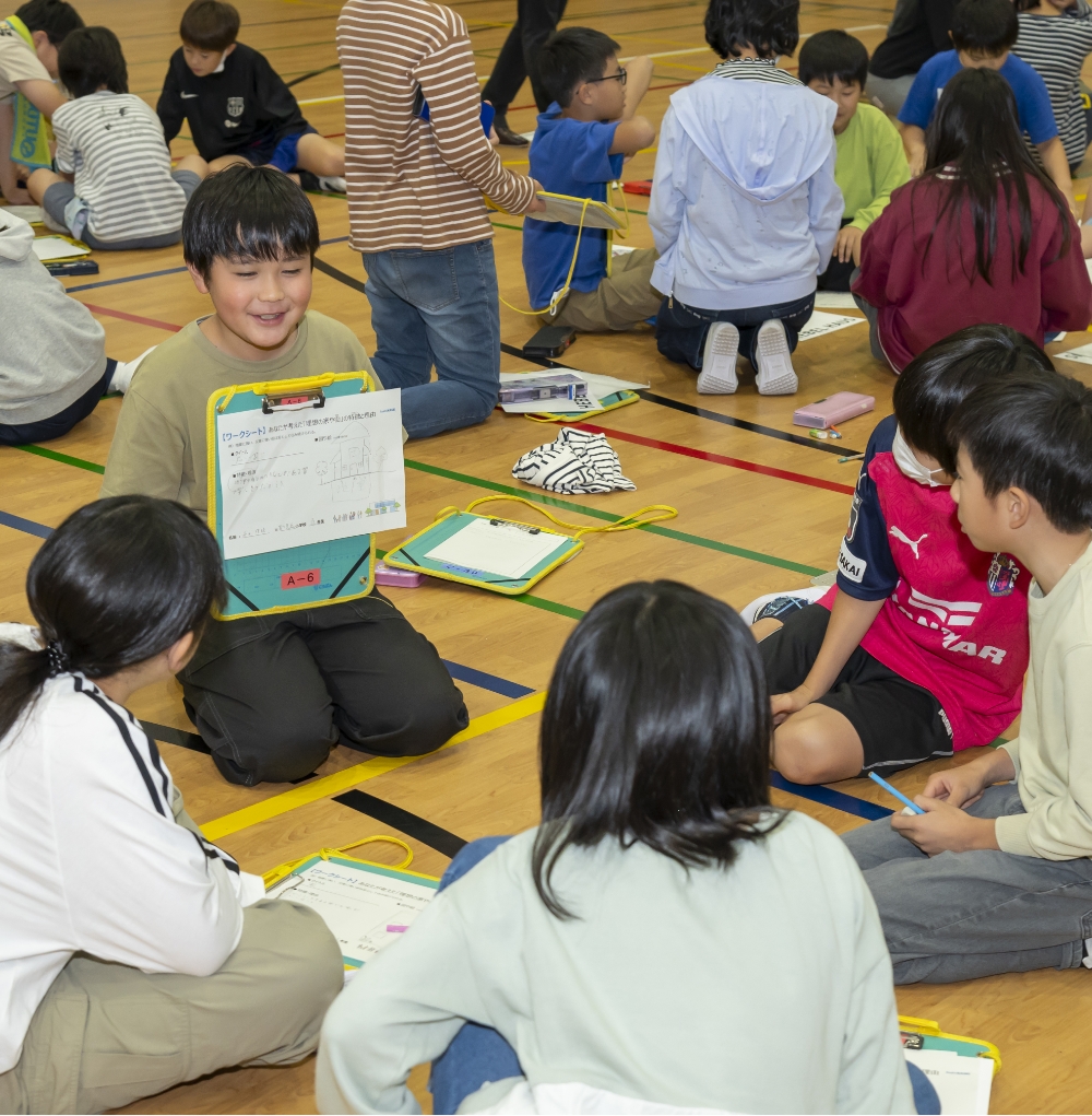 「柱を少なくすれば壊す時に二酸化炭素を減らせるかも」など斬新な発想が飛び交う