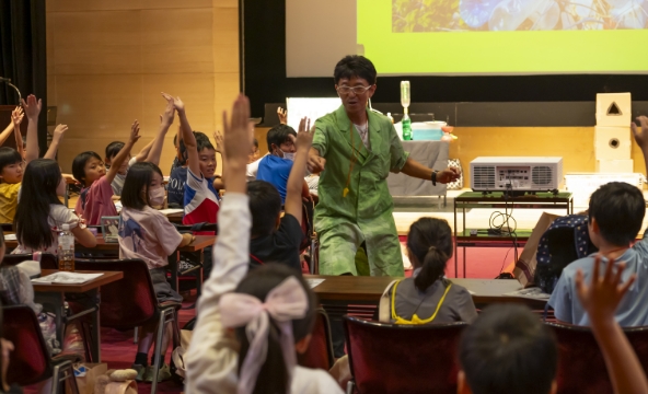 かんきょう1日学校：eco実験パフォーマンスの様子4