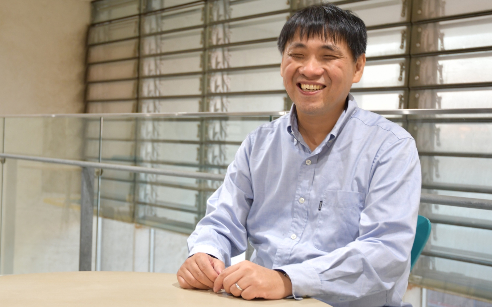 笑顔の大河内直之さんの写真