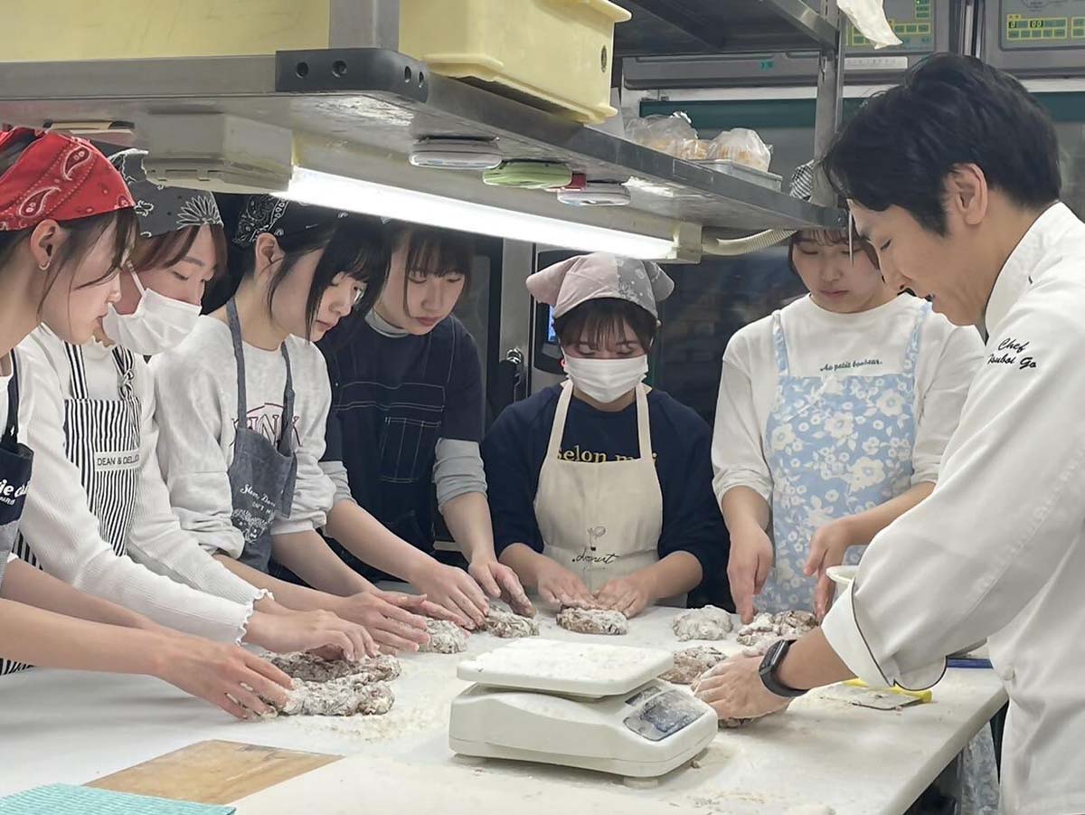 パンの製造体験＝神戸市中央区