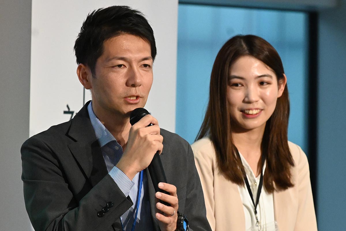 （左から）鈴木智さん、薮崎ひかるさん