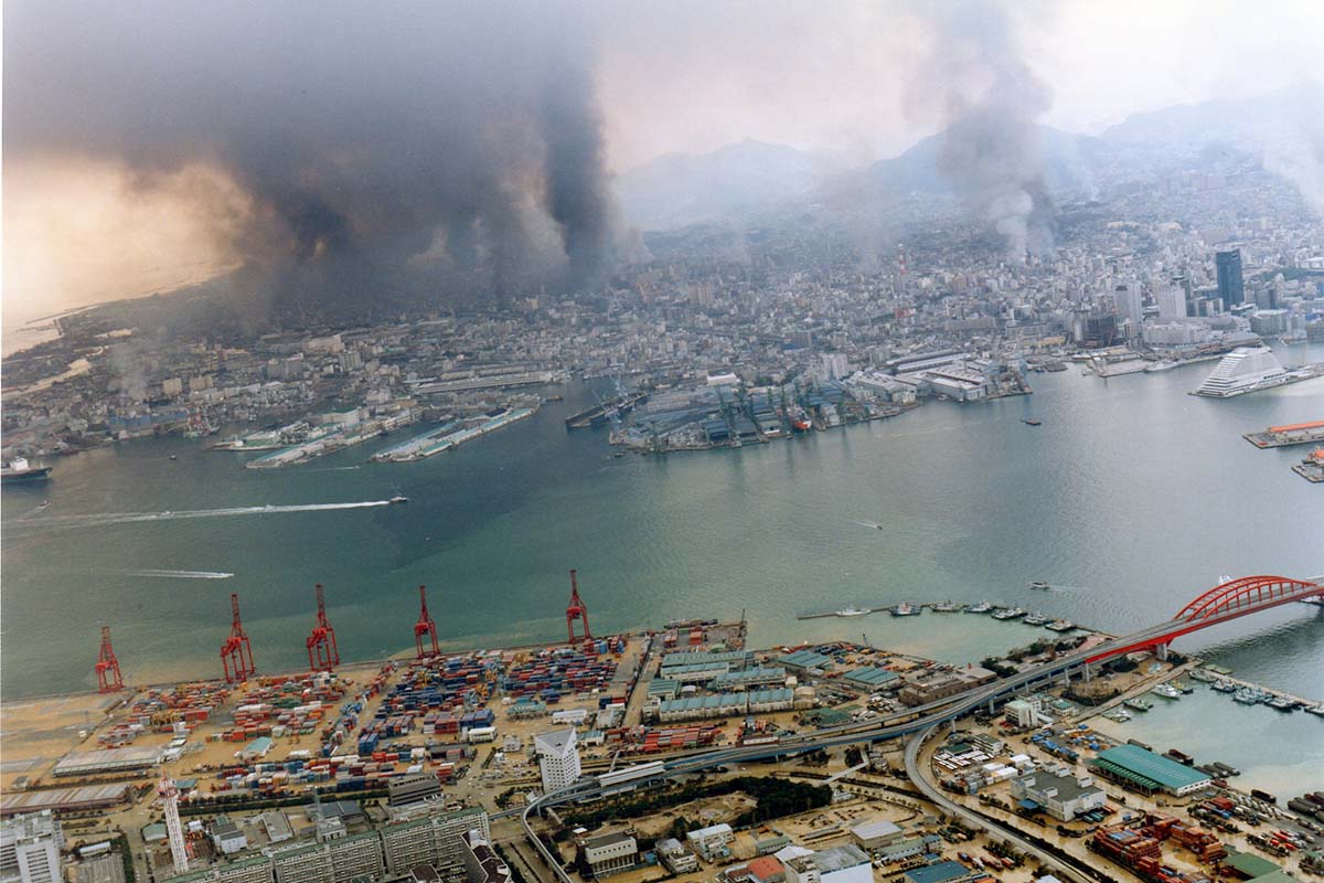 阪神・淡路大震災後、ポートアイランドから長田・兵庫方面を望む＝1995年1月17日、神戸市提供