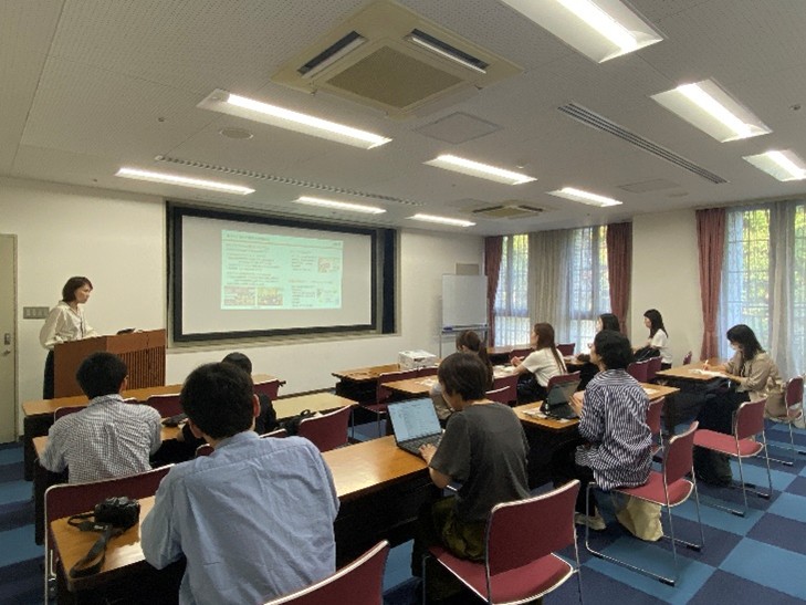 神戸市の施策に関する説明を受けている様子