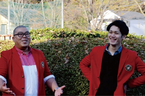 歌って踊る、謎の赤ジャケ集団。伝えたいのは「特別じゃない。普通の仕事」