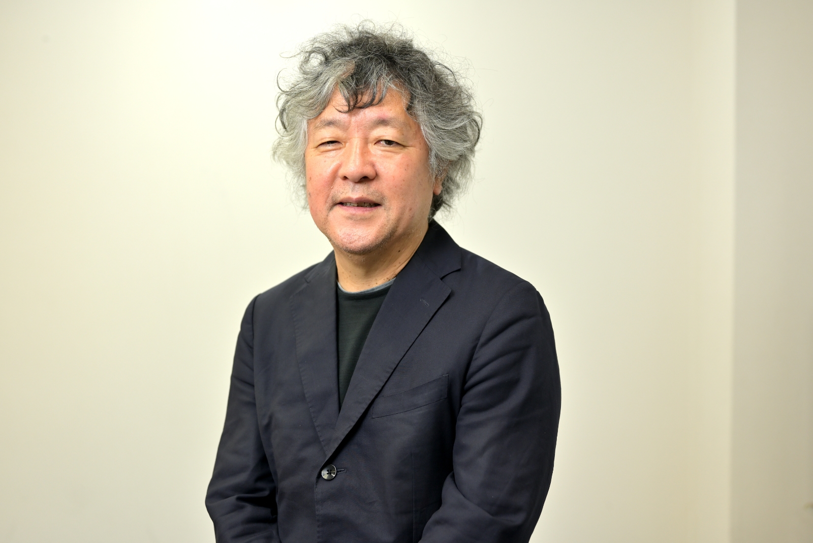 　「なりたい大人」をテーマにした今回の作文コンクールについて、特別審査員を務める脳科学者の茂木健一郎さんからメッセージをいただきました。　茂木さんは2021年4月、「なりたい大人」を目指す仲間が全国から集まる「屋久島おおぞら高等学校」の校長に就任。そこで、校長としての1年間を振り返っての印象や、「なりたい大人」を考える意義、中学生の方々へのエールの言葉なども伺いました