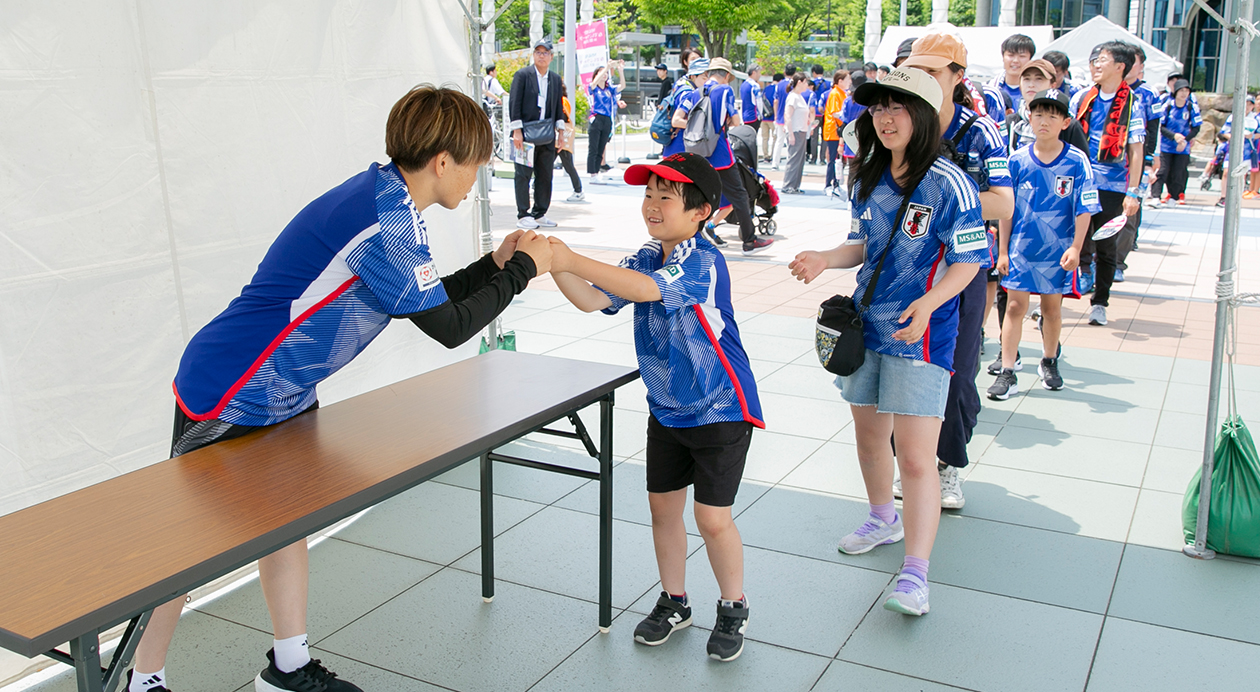 トークショー終了後に、ゲスト全員で参加者をグータッチで見送った（写真左は宮間さん）
