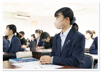 講義を聞く生徒