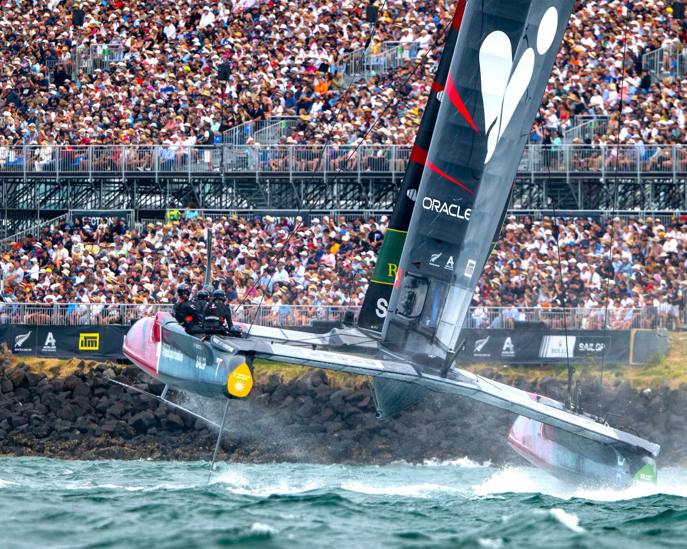 水際ぎりぎりまで迫る観覧スタンド。至近距離でレースの迫力を体感できる ©Rolex/Ricardo Pinto for SailGP