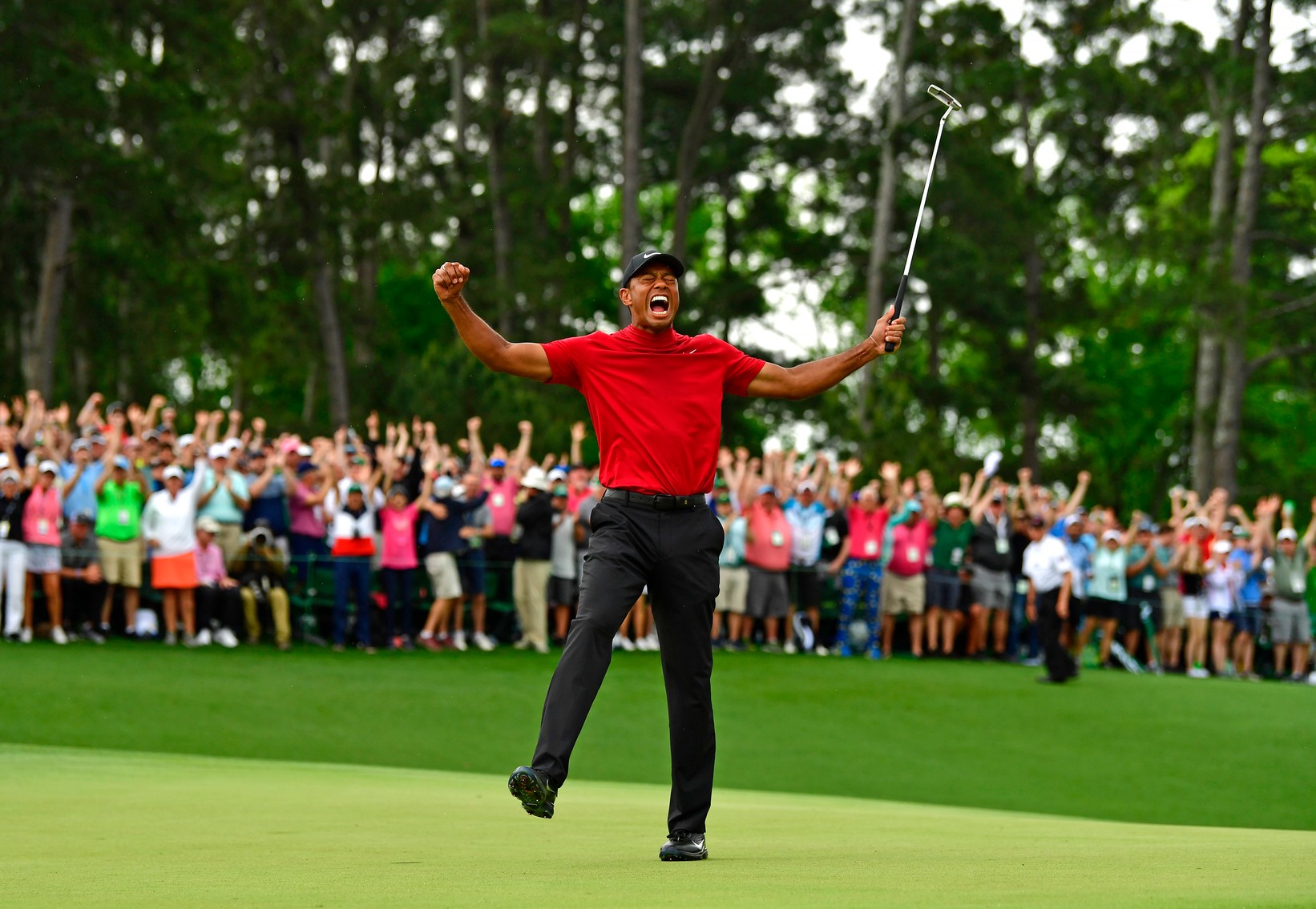 2019年マスターズ。優勝を喜ぶロレックス テスティモニーのタイガー・ウッズ　© Rolex/Augusta National 2019