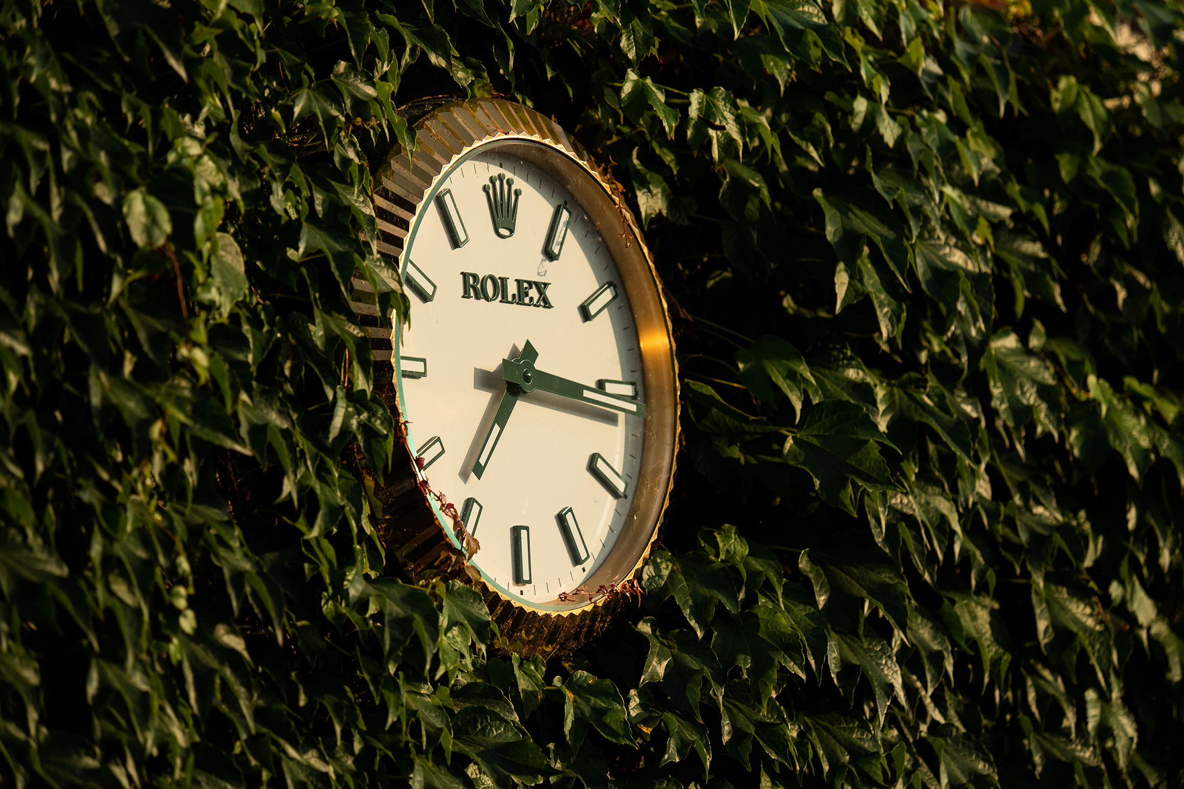ウィンブルドンに掲げられているロレックスのクロック©Rolex/Jon Buckle