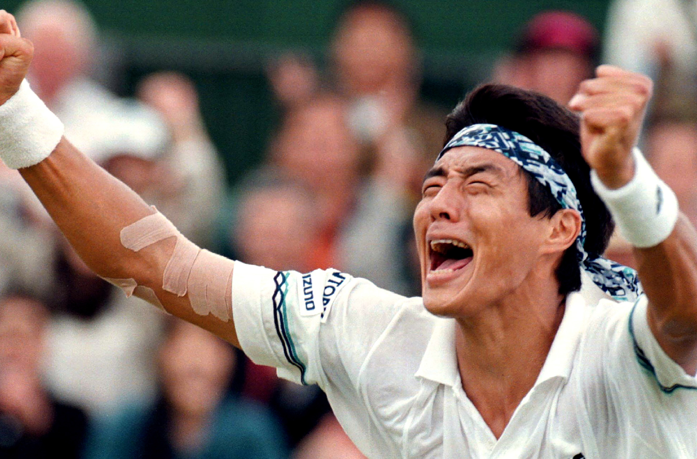 1995年ウィンブルドン選手権男子シングルス。ベスト8進出が決まり、喜びを爆発させる松岡　写真：ロイター/アフロ