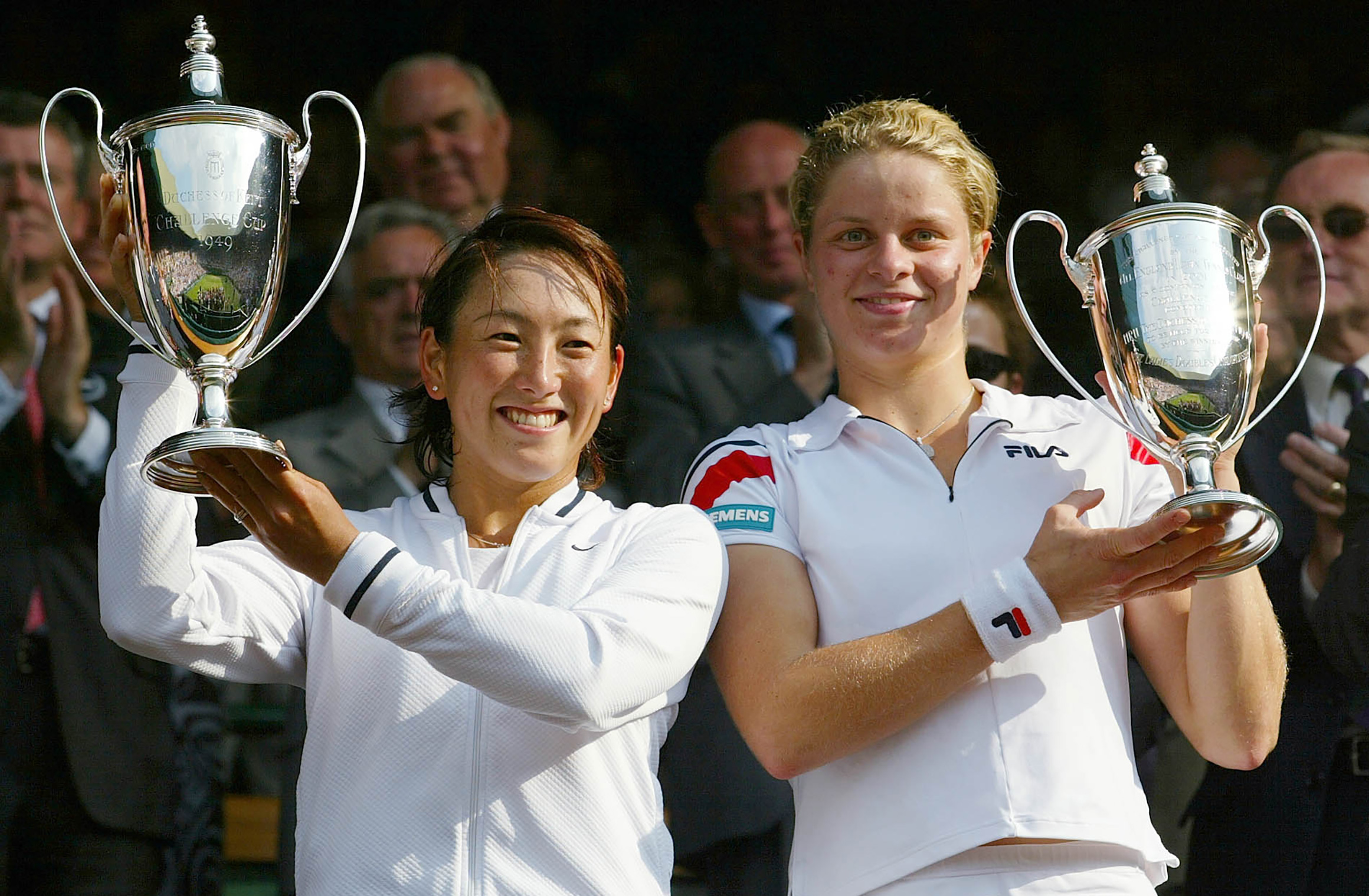 2003年ウィンブルドン選手権女子ダブルス。ペアのキム・クライシュテルスと共に優勝トロフィーを掲げる杉山（写真左）　写真：AP/アフロ