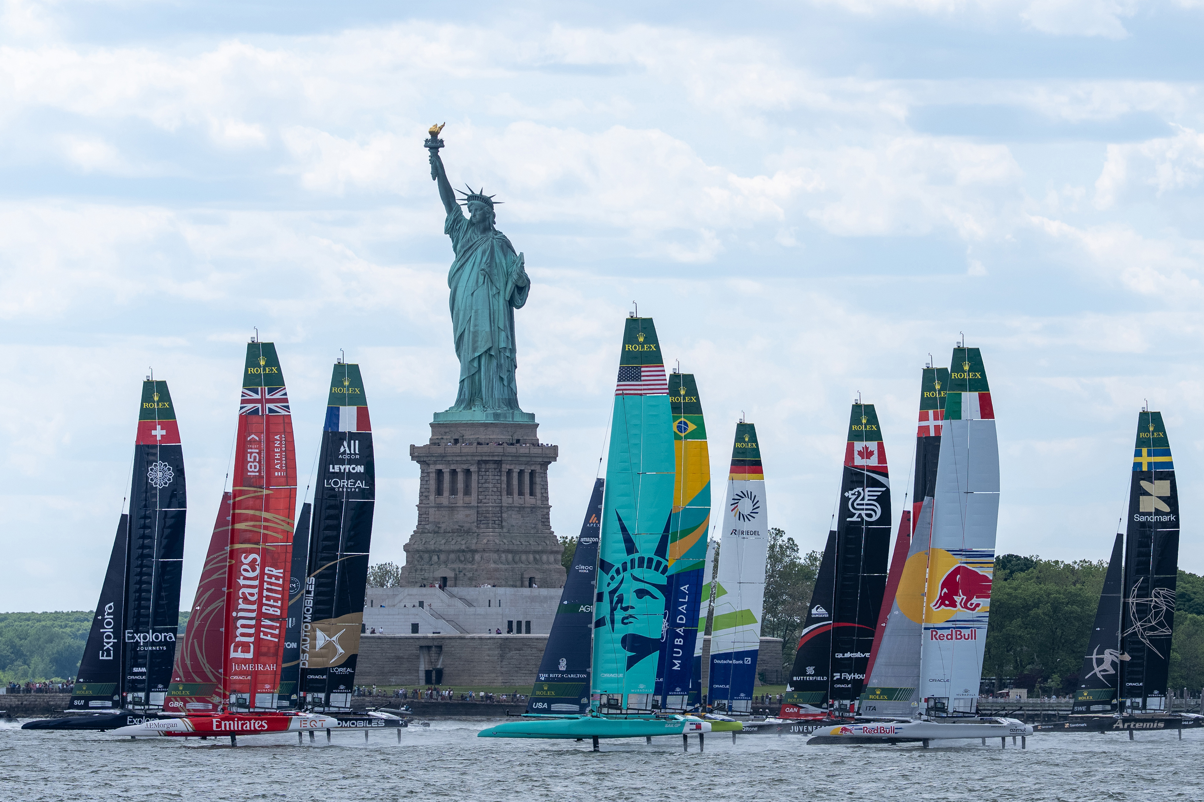 自由の女神像の真下で繰り広げられた「Rolex SailGPニューヨーク大会」© Rolex/Jason Ludlow For SailGP