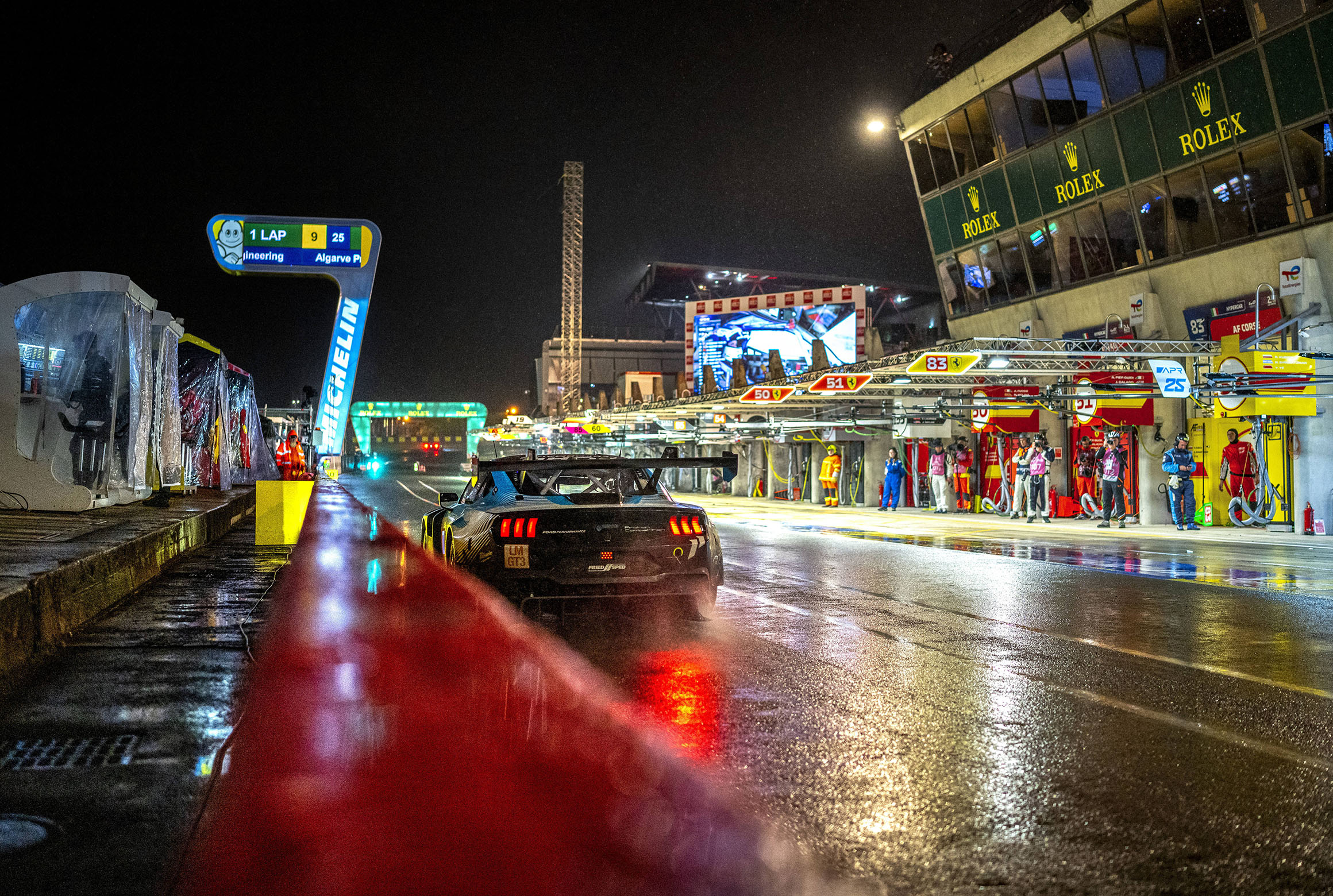 2024年のル・マン24時間レース。雨のピットレーン　 © Rolex/Adam Warner