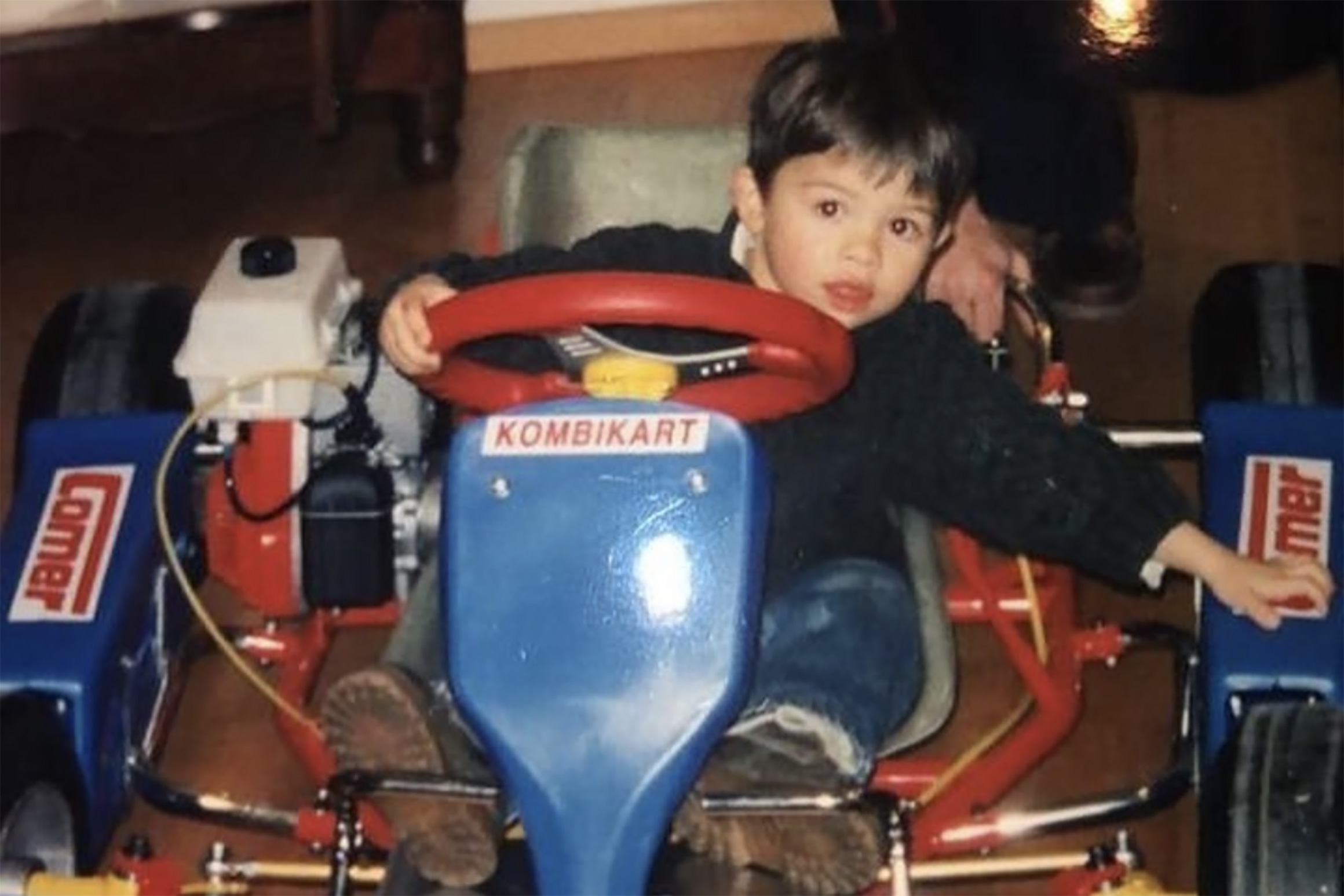 父親が買ってくれたゴーカートに乗って遊ぶ幼い日のニック・デ・フリース＝本人提供