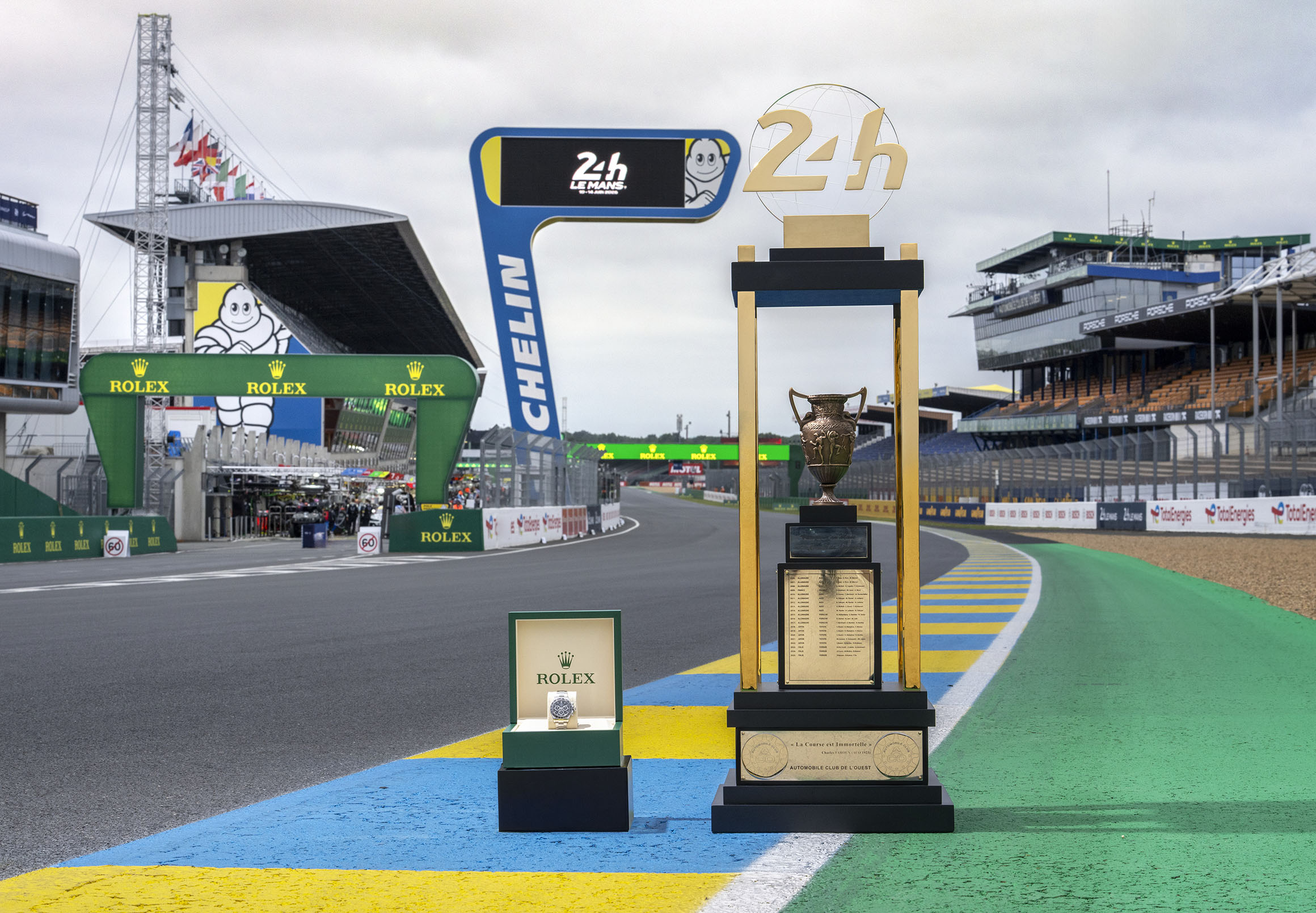 2026年のル・マン24時間レースで優勝ドライバーに授与された優勝トロフィーと刻印入りのロレックス オイスター パーペチュアル コスモグラフ デイトナ© Rolex/Adam Warner