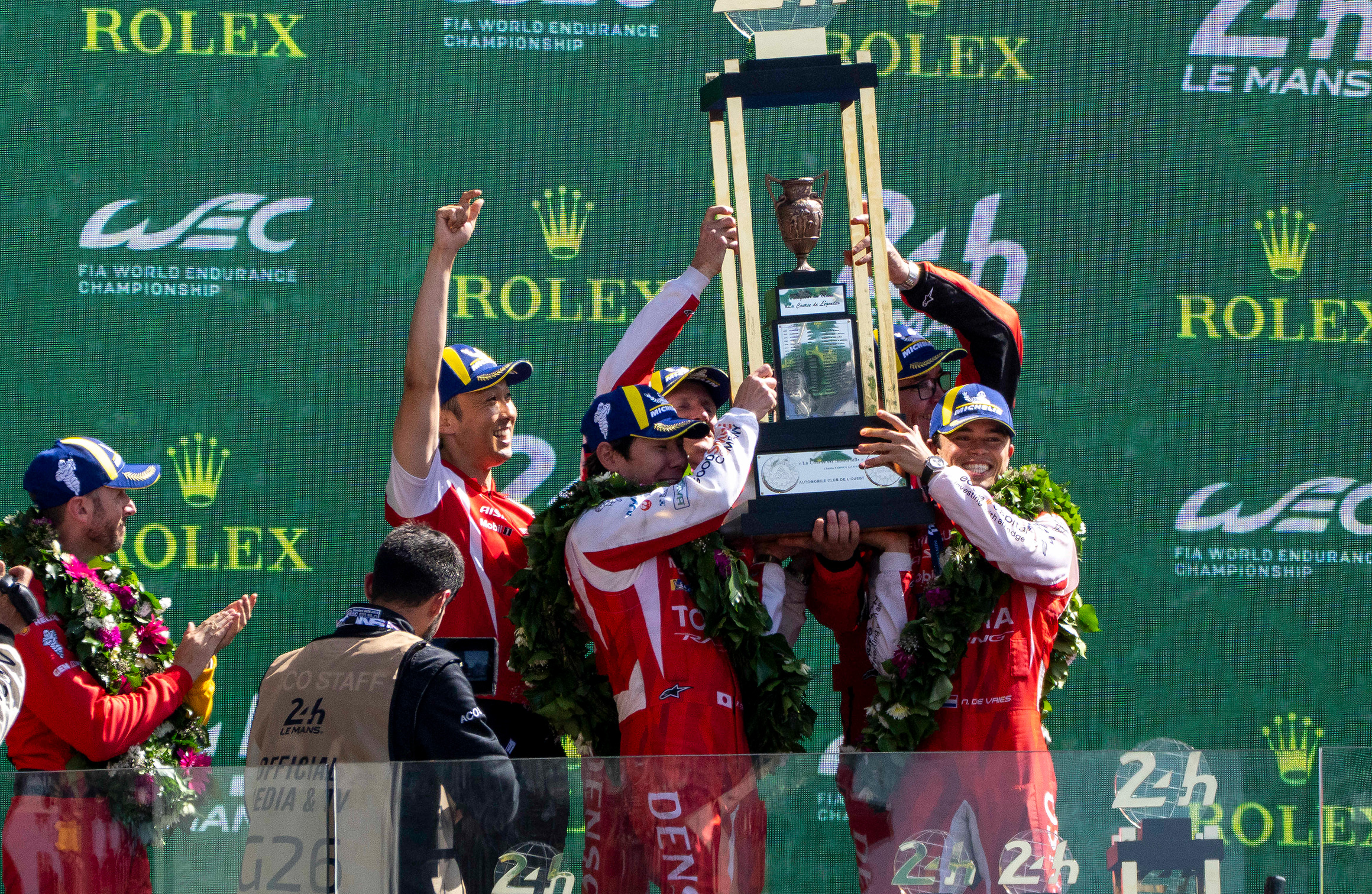 2026年のル・マン24時間レースで、トロフィーを掲げるトヨタ7号車のドライバーたち© Rolex/Adam Warner