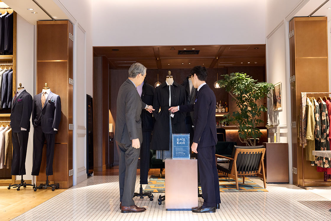 大江伸治氏とフロアスタッフ