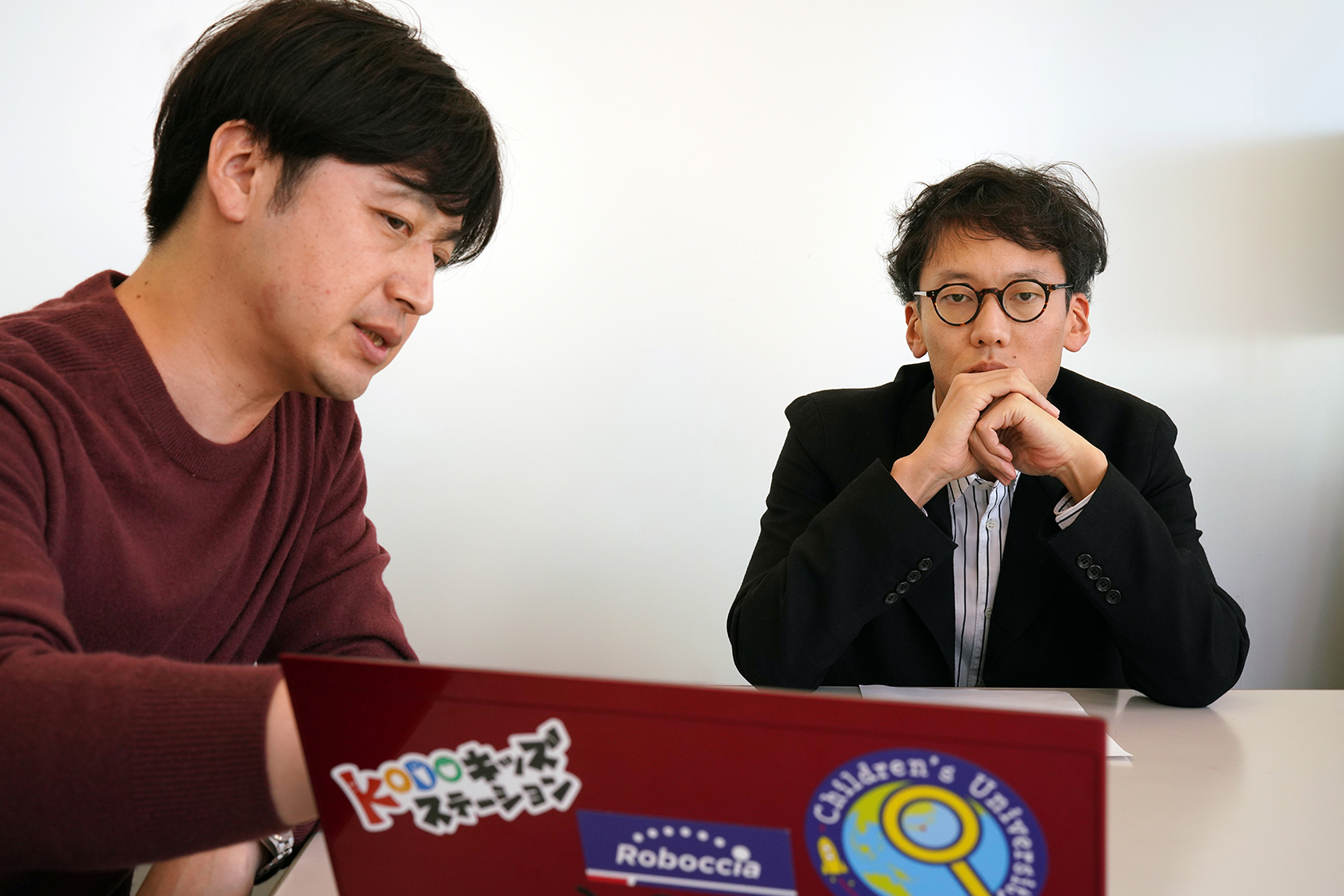 スコップ・スクールのプログラムについて岡本弘毅さん（左）に質問する斎藤幸平さん