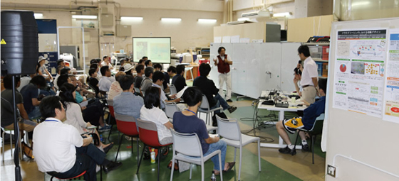 様々な分野の学生が集まって研究を行う
