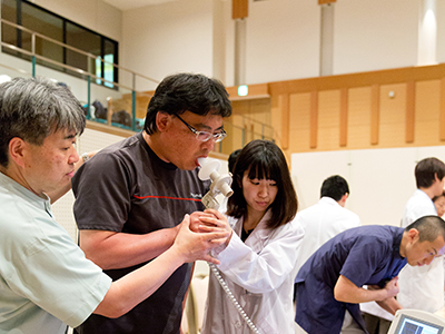 教員と学生が担当する肺機能検査。「学生さんに会うと元気が出ます」と言う地元の人は多い