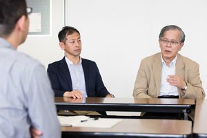 岩木健診を担う中路重之特任教授（右）と村下公一教授