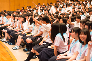 出前授業に積極的に参加する高校生たち